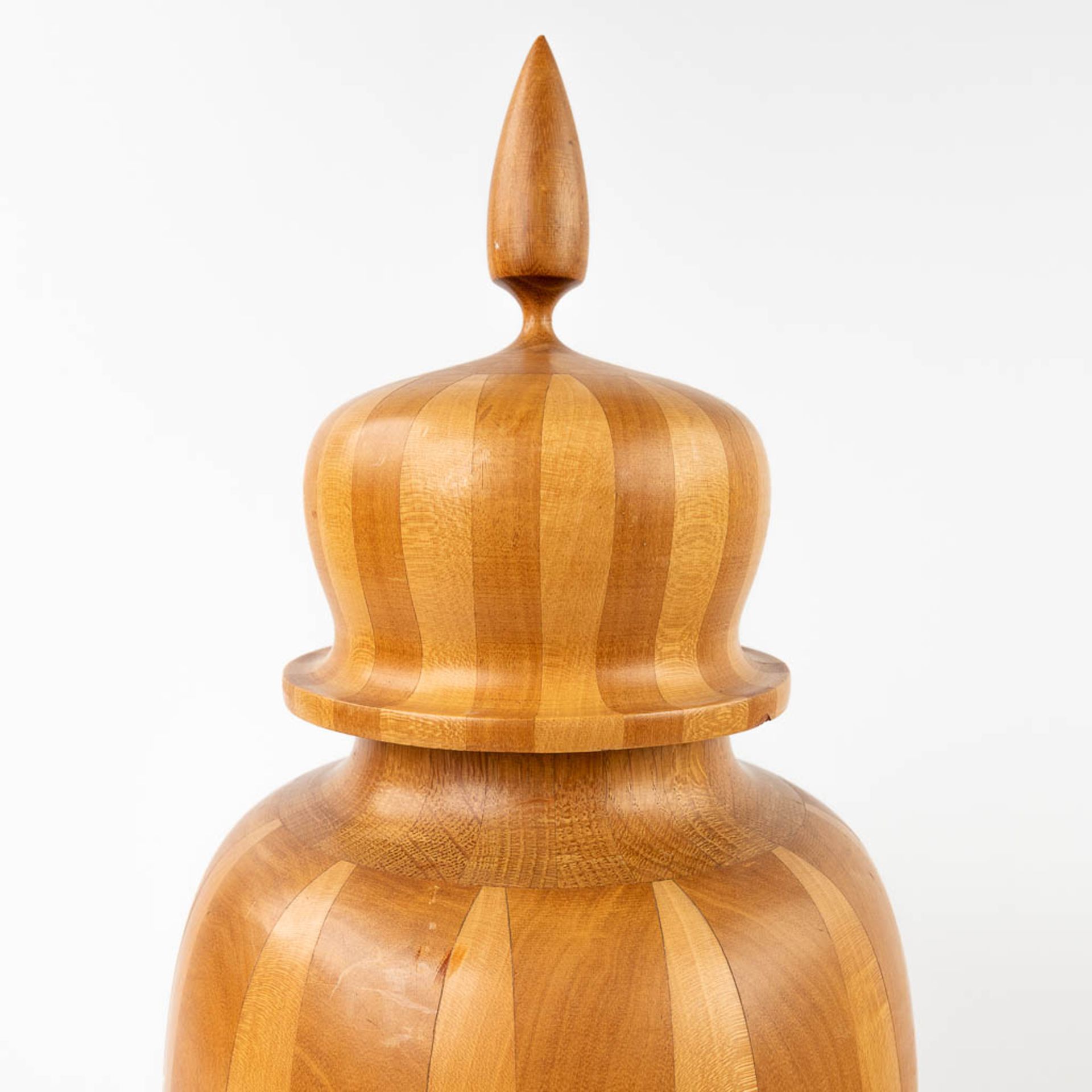 A collection of 2 wood-turned vases, made of wood. circa 1960. (H: 43 x D: 16 cm) - Image 9 of 11