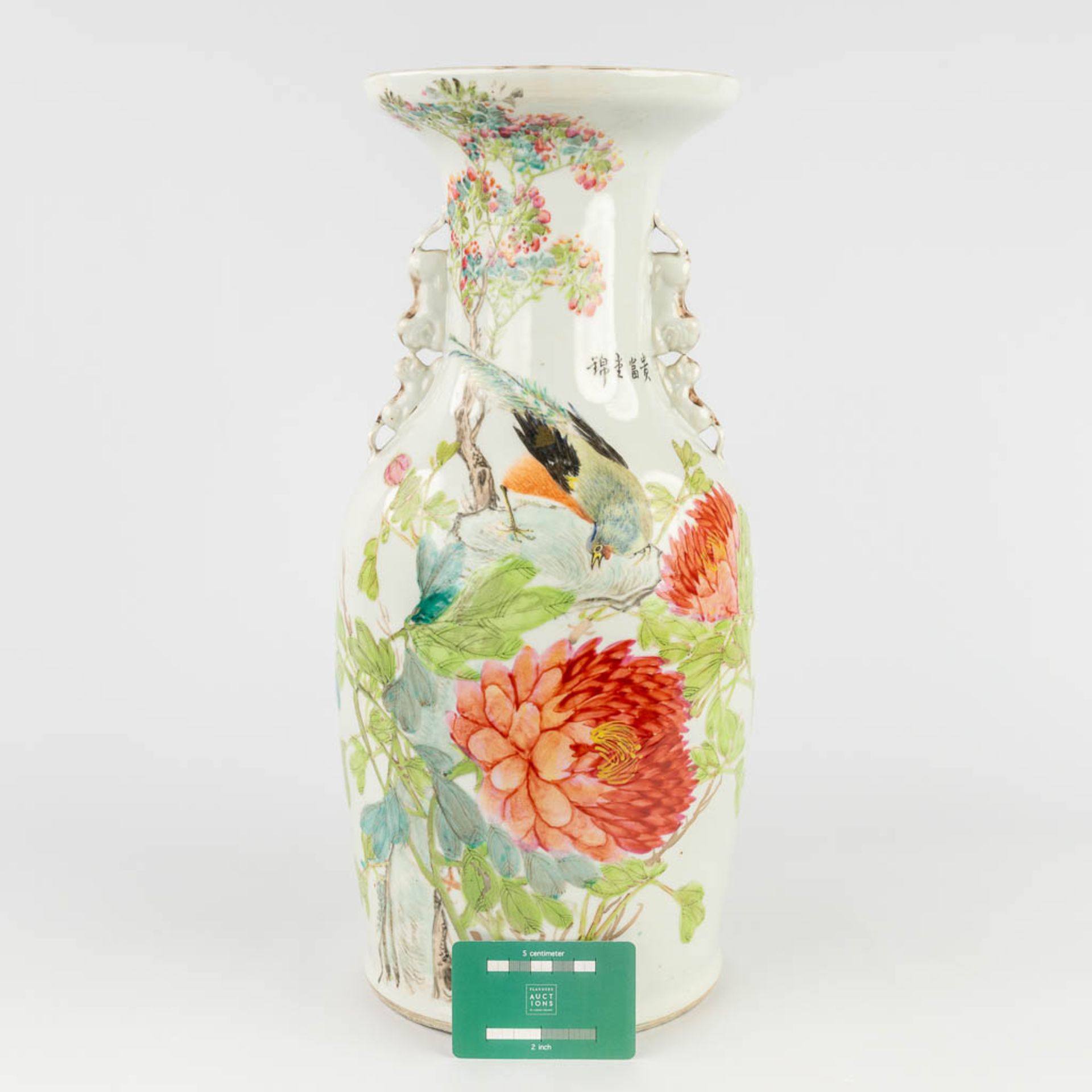 A Chinese vase decorated with lotus flowers and a bird. 19th/20th C. (H: 45 x D: 21 cm) - Bild 2 aus 15