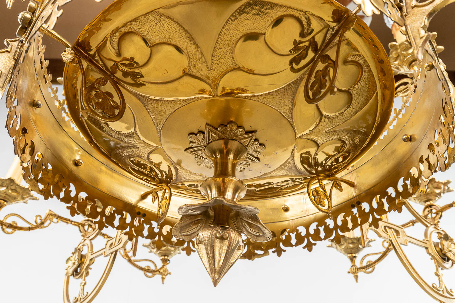 A large decorative chandelier, bronze, 20th C. (H: 95 x D: 93 cm) - Image 13 of 16