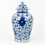 An antique Chinese vase with lid with blue-white floral decor, 18th/19th century. (H: 42 x D: 23 cm)