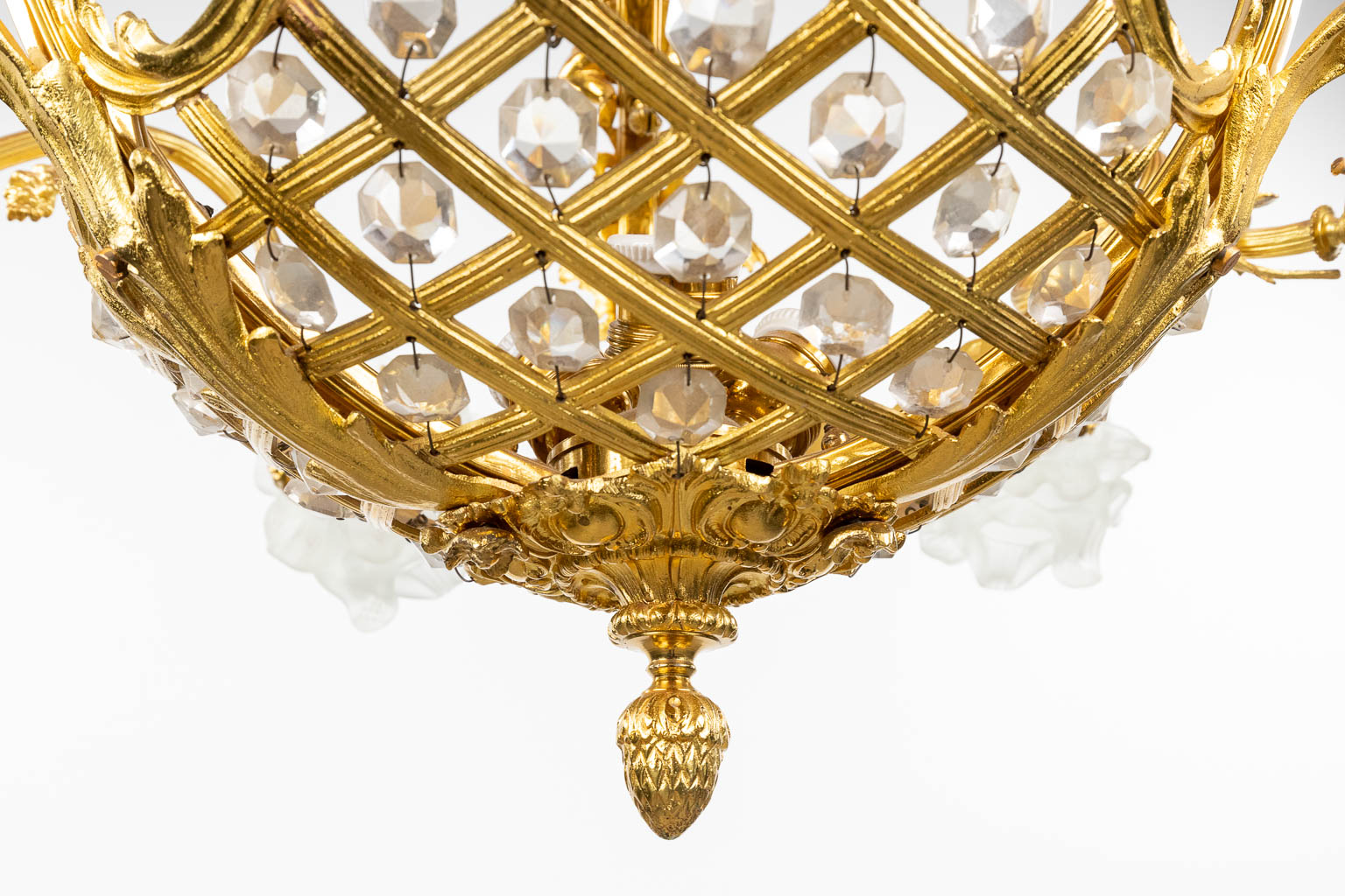 A chandelier made of gold-plated bronze, decorated with putti and glass in Louis XV style. Circa 195 - Image 3 of 13