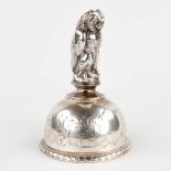 A table bell made of silver, decorated with an owl. 101g. (H: 9 x D: 6,5 cm)