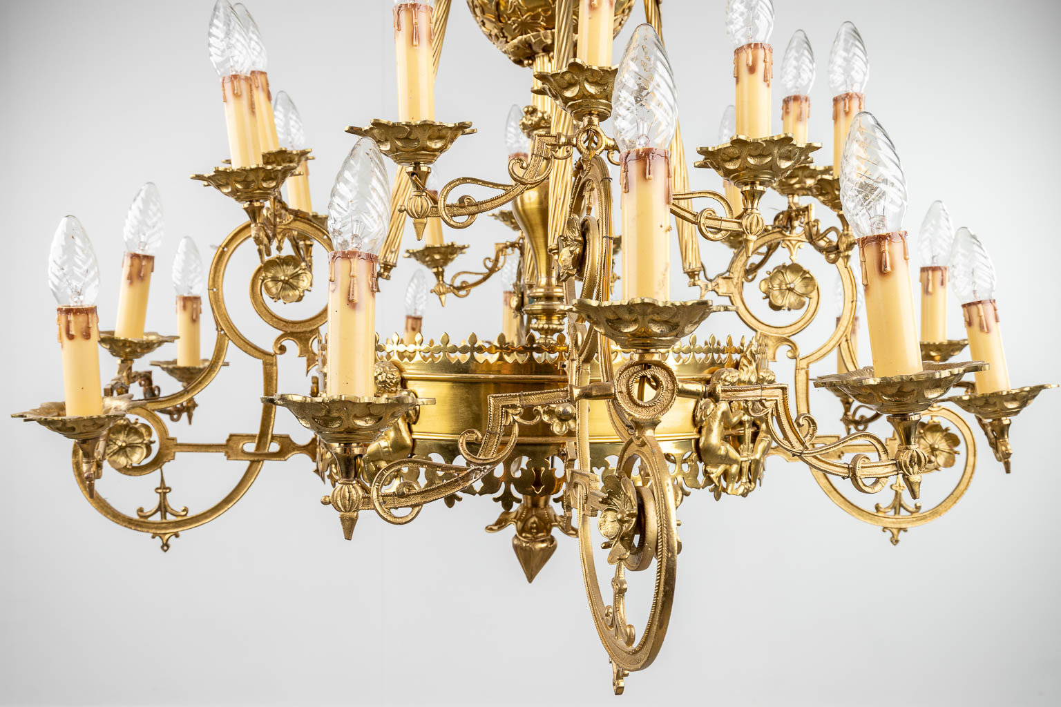 A large decorative chandelier, bronze, 20th C. (H: 95 x D: 93 cm) - Image 9 of 16