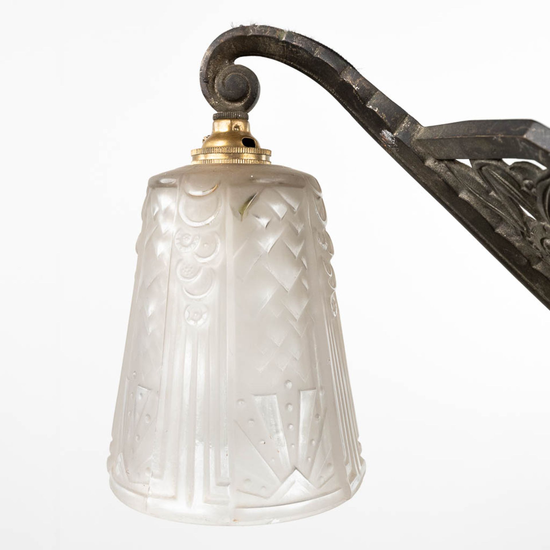 Muller Frres Luneville, a chandelier with satin glass lamp shades, marked. (H: 73 x D: 52 cm) - Image 6 of 10