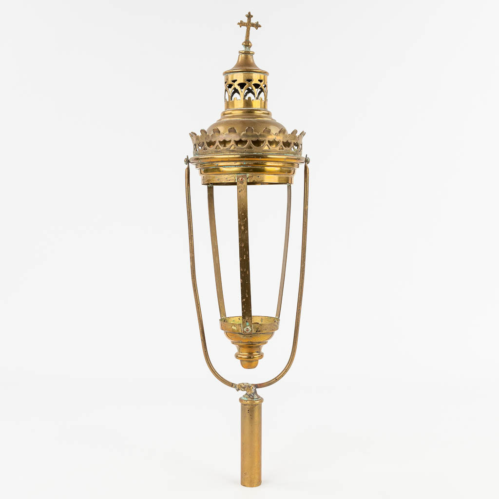 A pair of candlesticks and a procession lamp. 20th century. (H: 36 cm) - Image 3 of 16