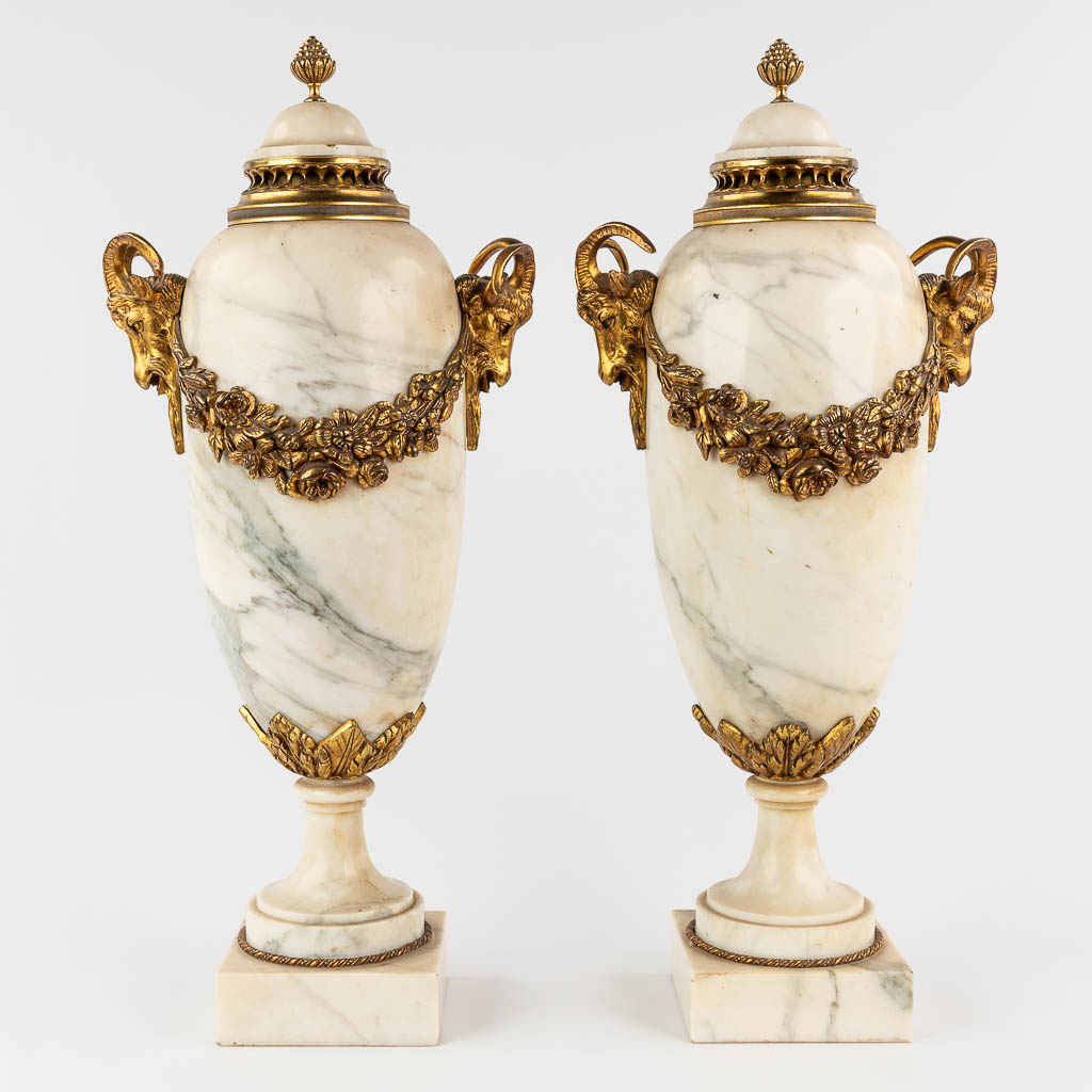 A pair of white marble cassolettes mounted with gilt bronze in Louis XVI style. 19th C. (W: 24 x H: - Image 9 of 14