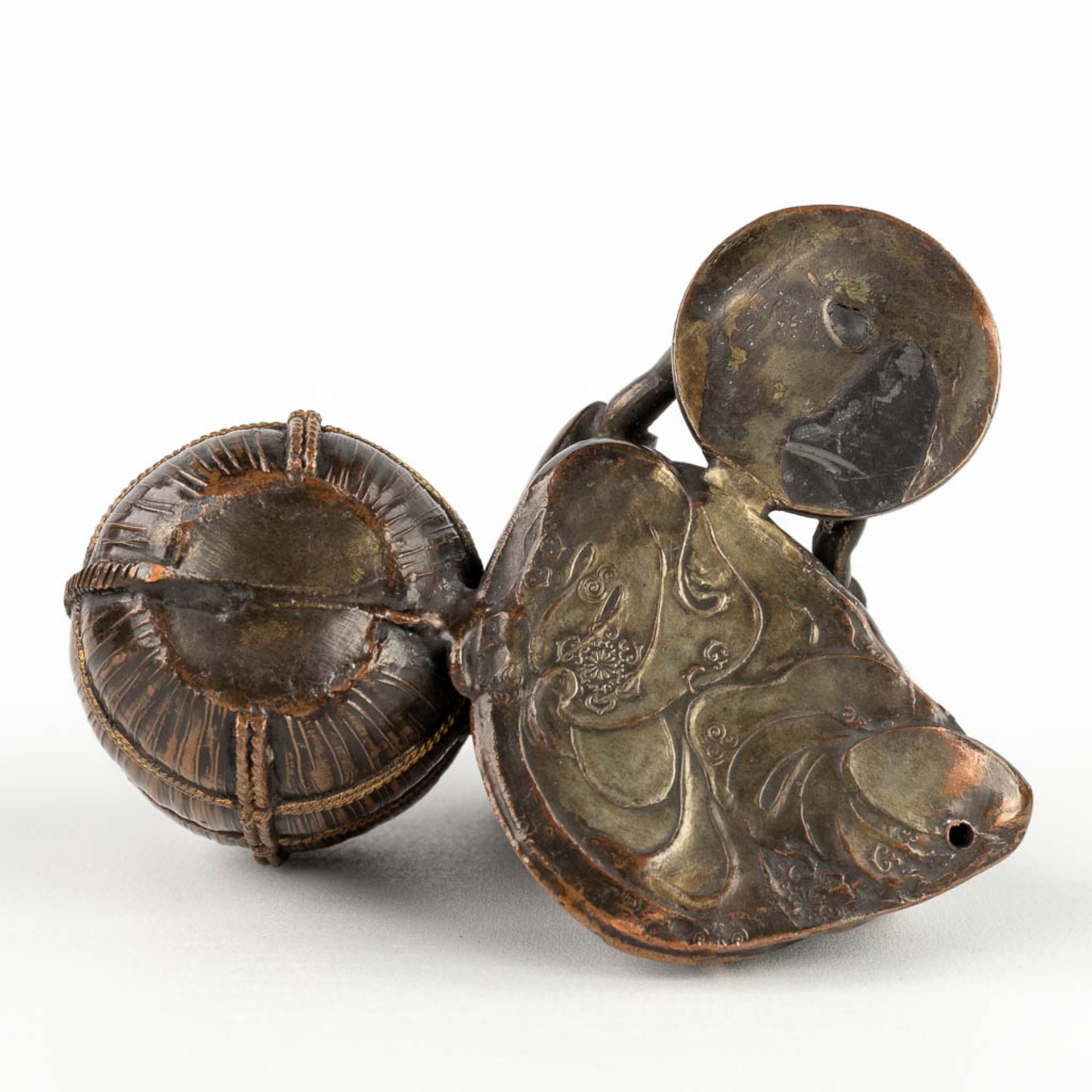 A figurative ink pot, bronze, Oriental figurine with a mouse. 19th century. (L: 8 x W: 10 x H: 8 cm) - Image 9 of 14