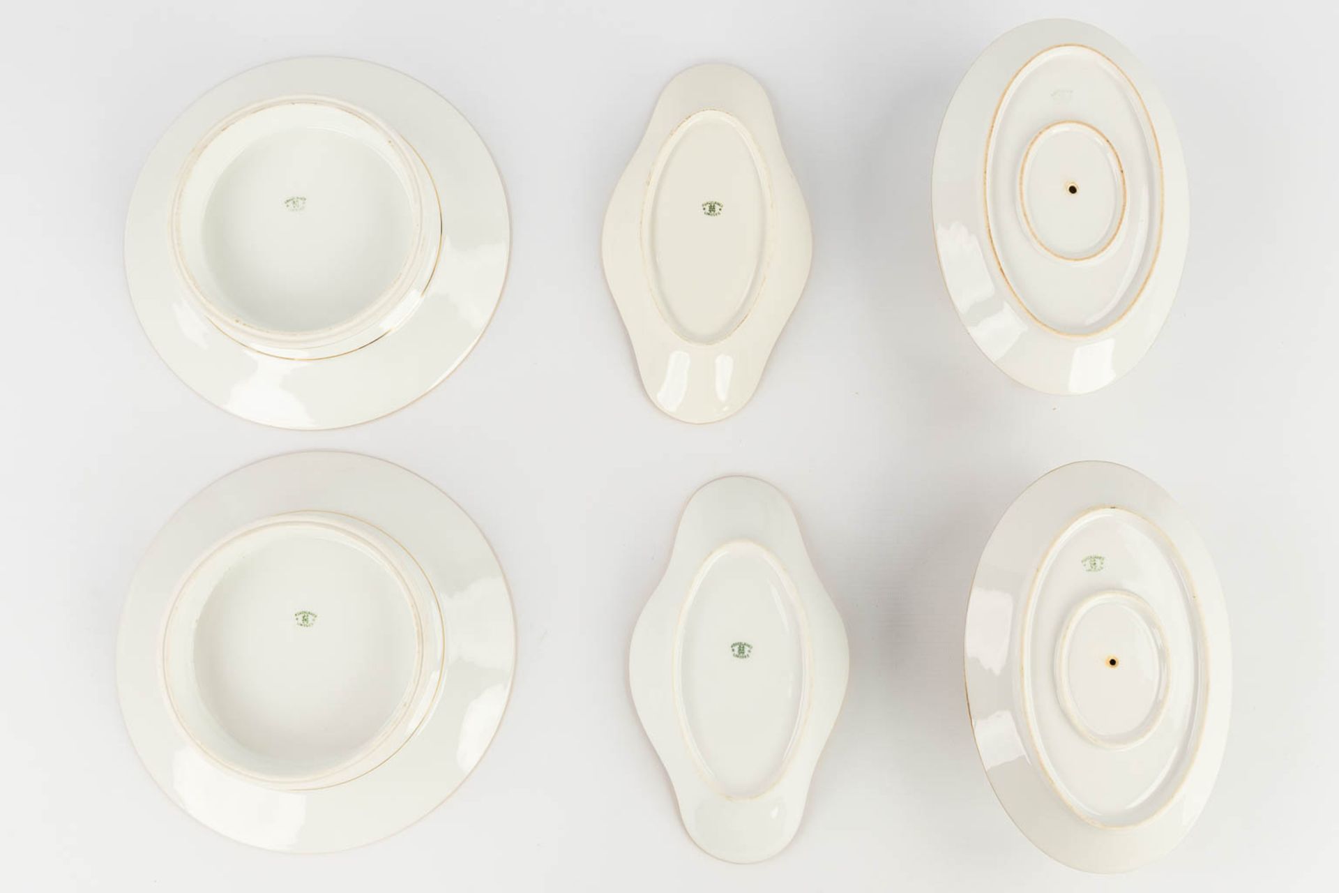 Porcelaine De Limoges, a 77 piece large dinner service. (L: 29 x W: 44 cm) - Image 10 of 20
