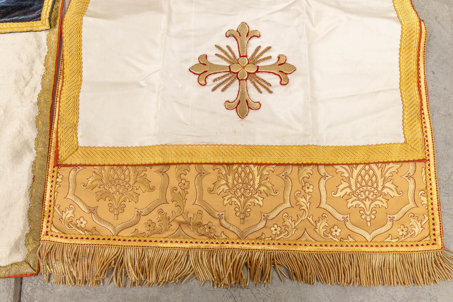 An assembled collection of liturgical fabric items, Chalice veil, Bursa, altar veil. 20ste eeuw. - Image 6 of 9