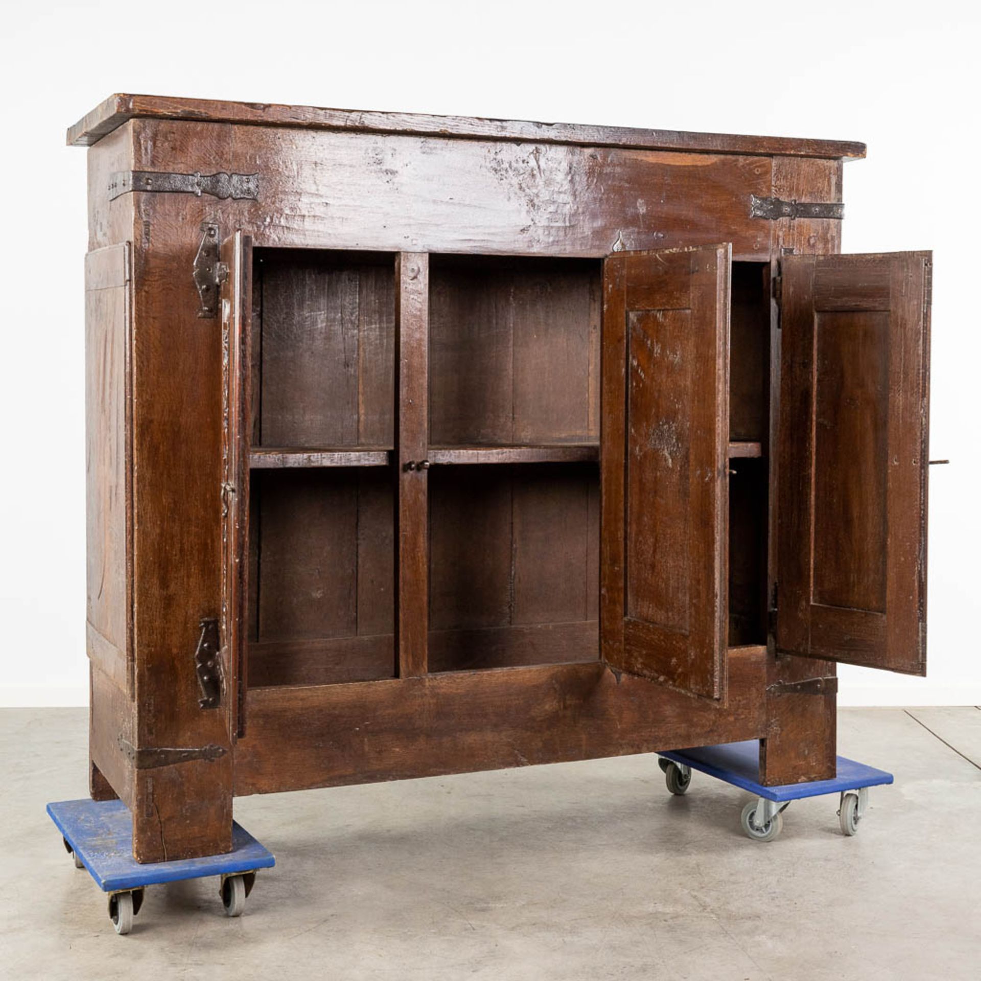 An antique three-door cabinet with sculptured oak doors, France, 17th C. (L: 55 x W: 175 x H: 151 cm - Image 5 of 23