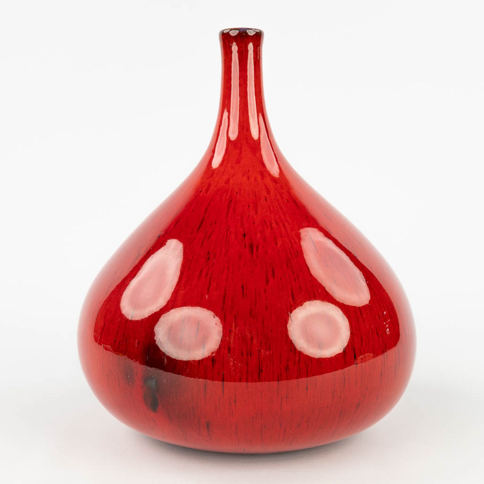 Elisabeth VANDEWEGHE (XX-XXI) 'Red vase' for Perignem. (H: 27,5 x D: 24 cm) - Image 4 of 11