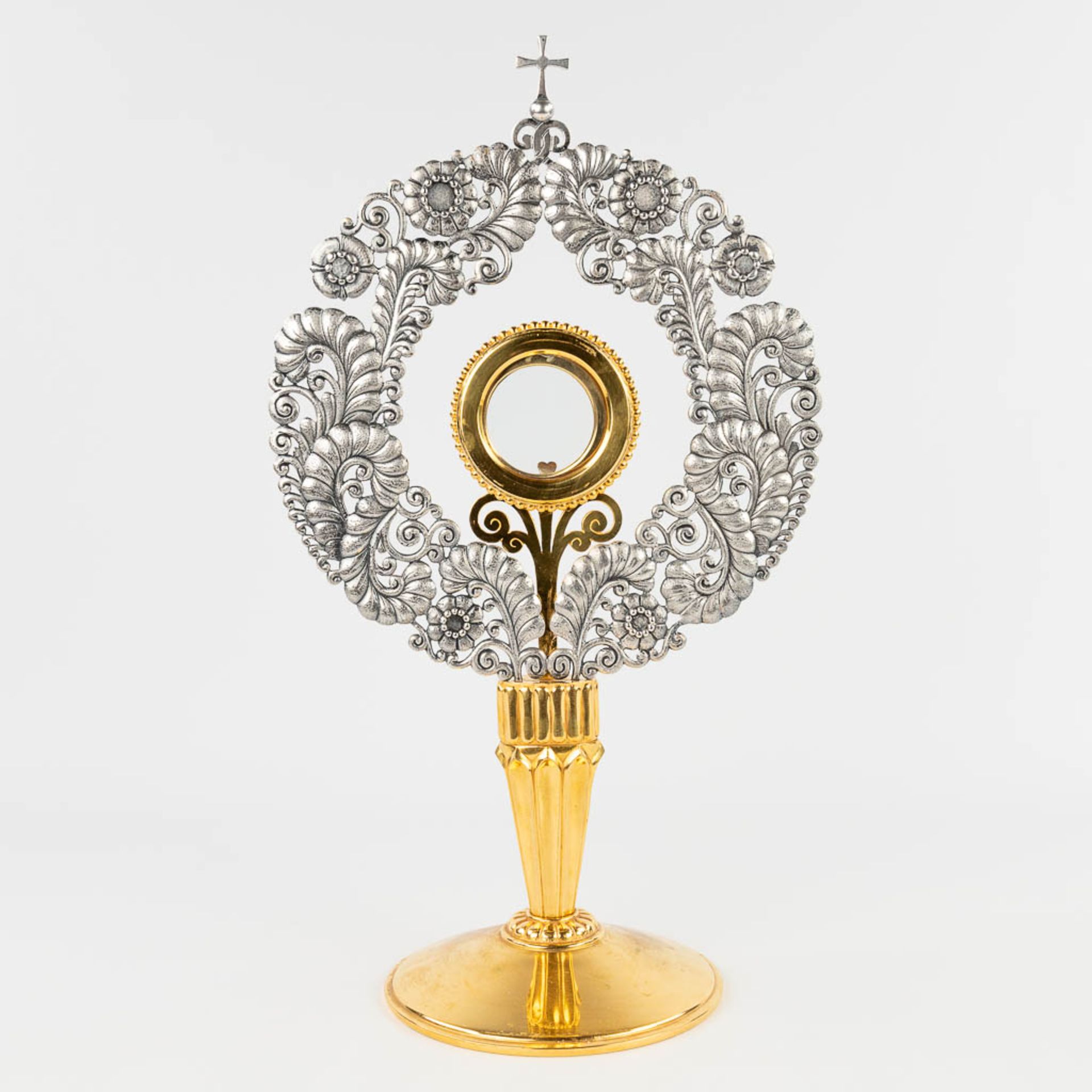 A modernist monstrance, silver-plated decorated with flowers and branches. 20th C. (L: 18 x W: 28 x