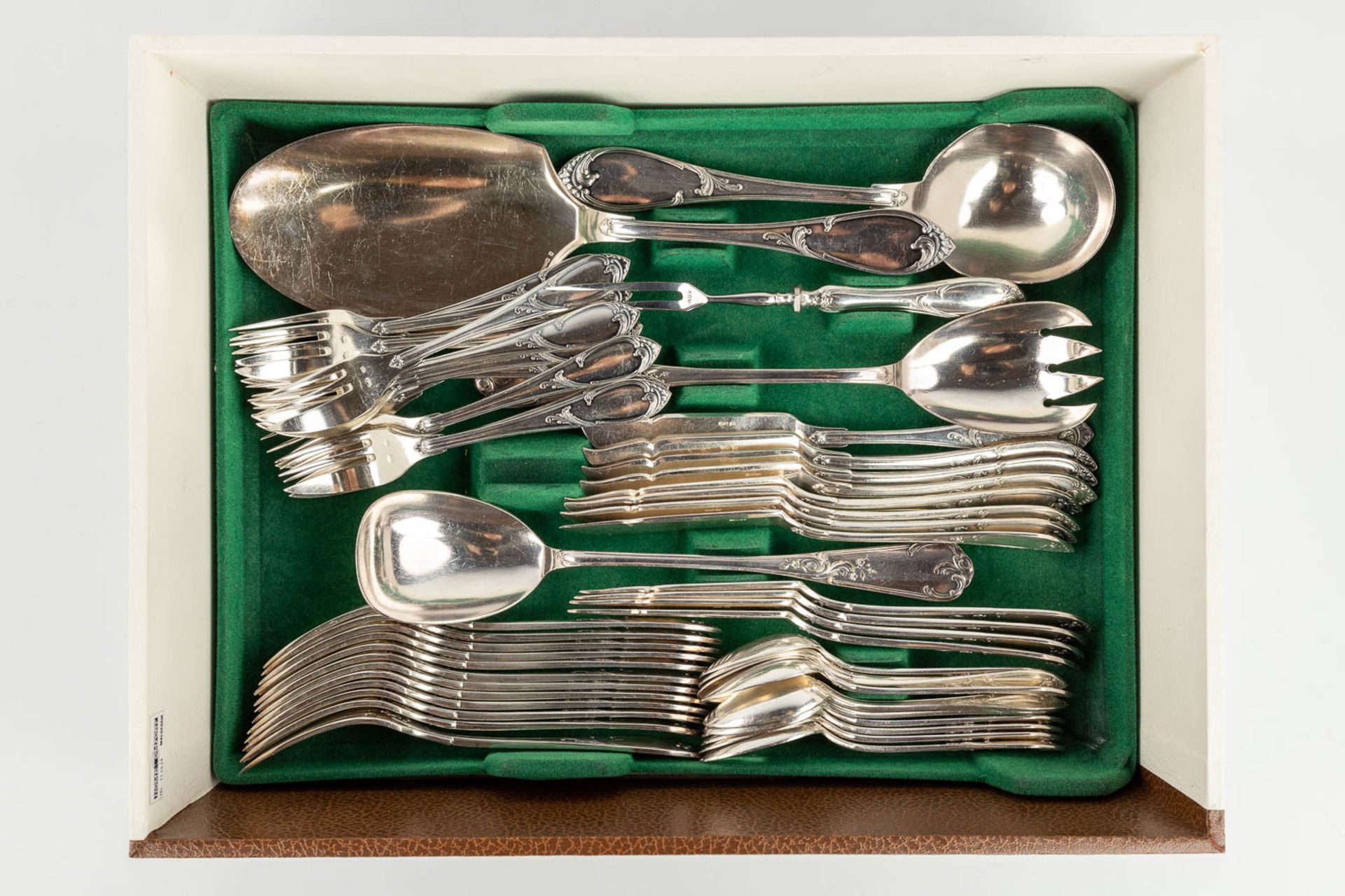 B. Wiskemann, Bruxelles, a silver-plated cutlery set, Louis XV style. (L: 30 x W: 39 x H: 22 cm) - Bild 21 aus 24
