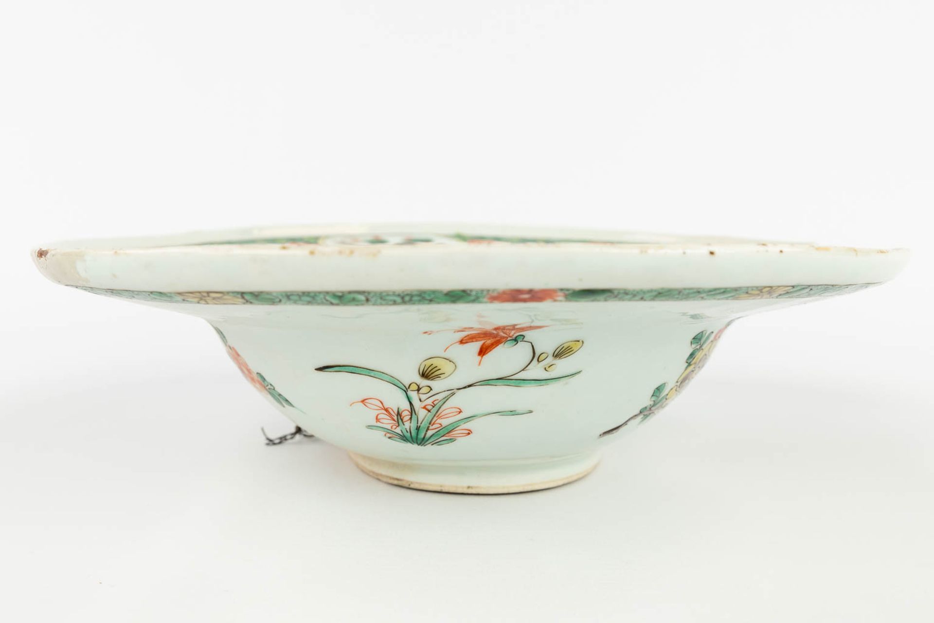 A Chinese shaving bowl, Famille Verte, and decorated with fauna and flora. 18th/19th century. (L: 28 - Image 4 of 17