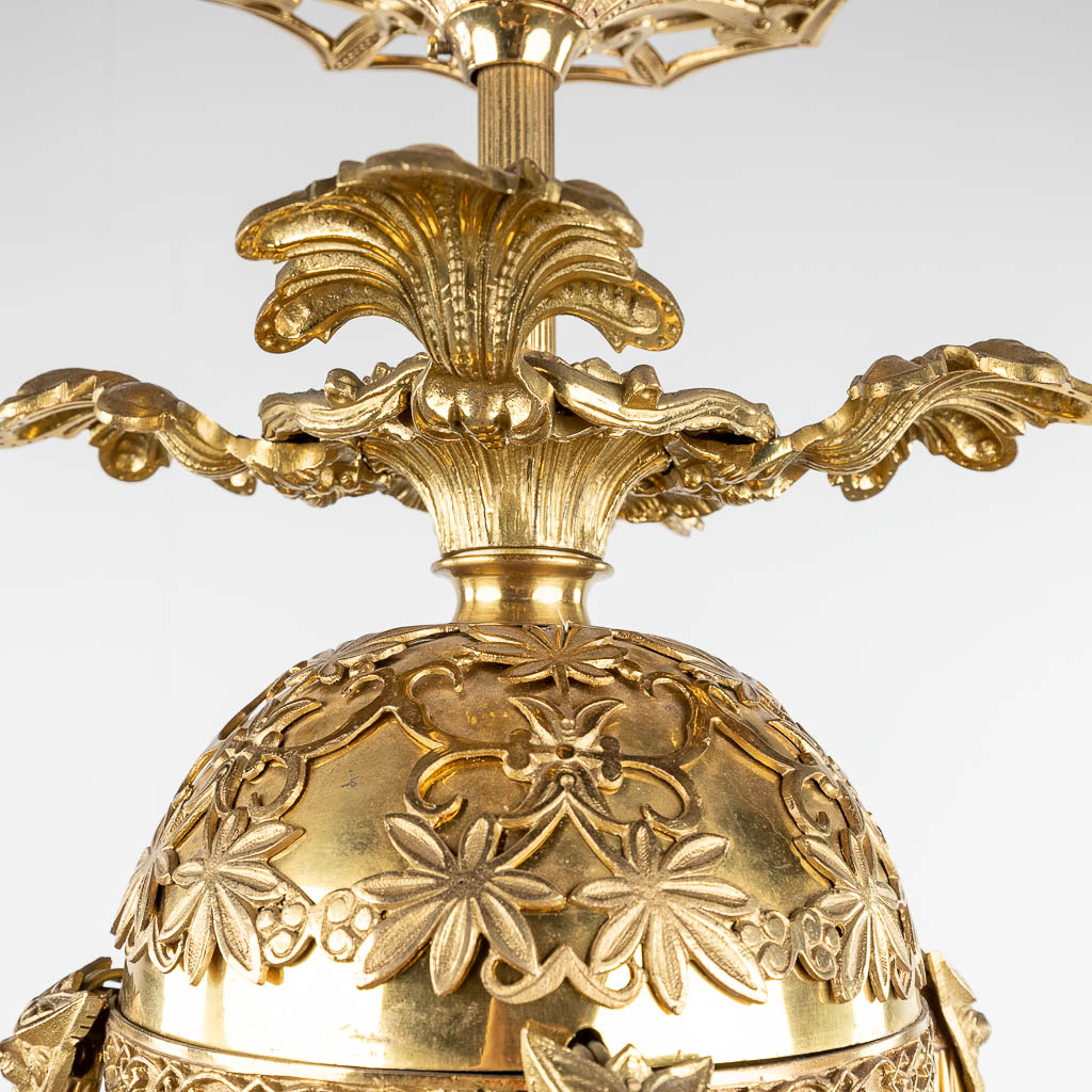 A large decorative chandelier, bronze, 20th C. (H: 95 x D: 93 cm) - Image 5 of 16