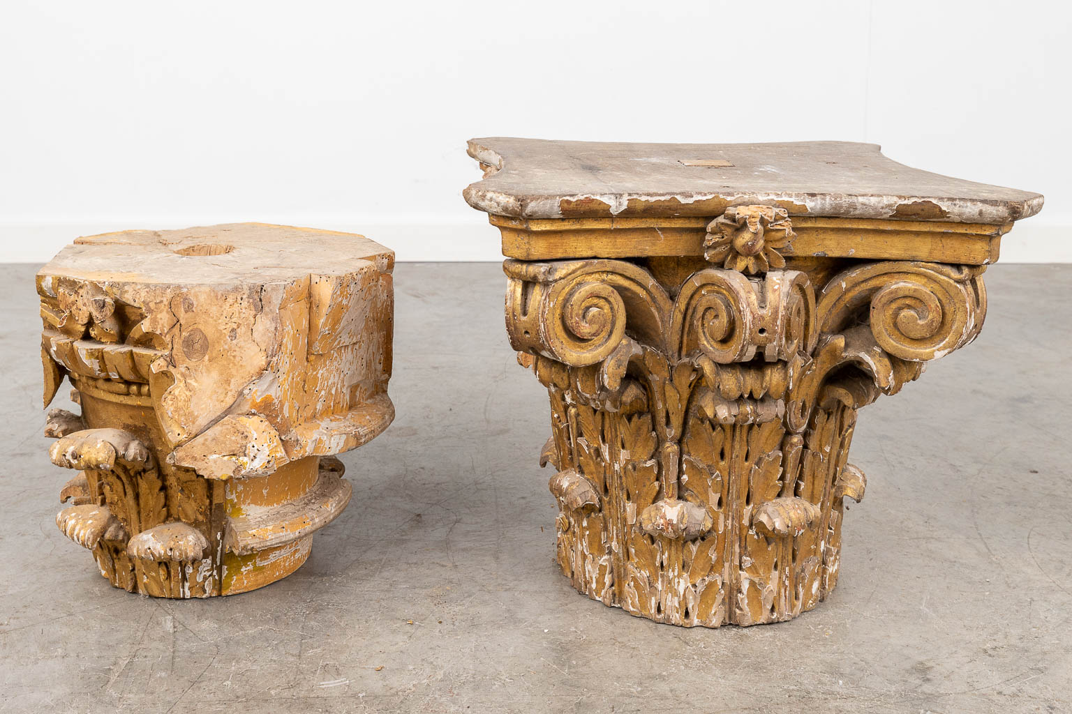 A collection of 2 antique gilt and wood-sculptured Corinthian Capitels. 18th C. (L: 37 x W: 37 x H: - Image 7 of 10