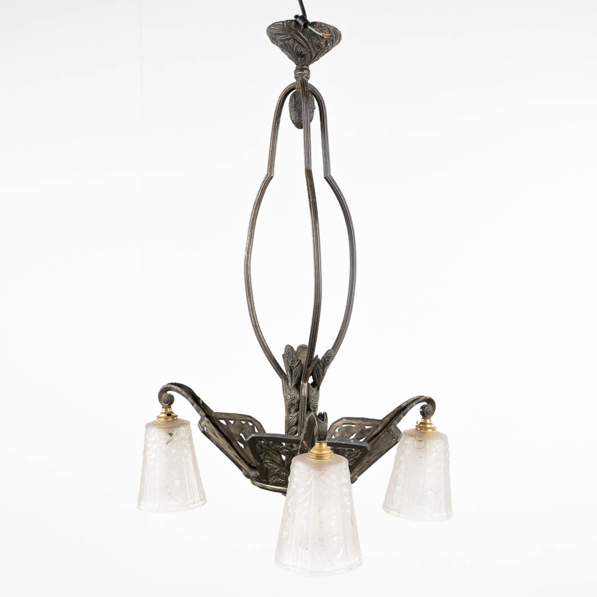 Muller Frres Luneville, a chandelier with satin glass lamp shades, marked. (H: 73 x D: 52 cm)