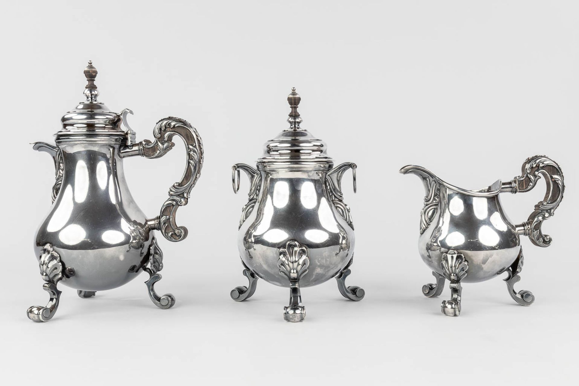 A solid silver Coffee and tea pot, with a milk jug. Probably Schotland, circa 1900. 2,480g. (L: 20 x - Image 5 of 13