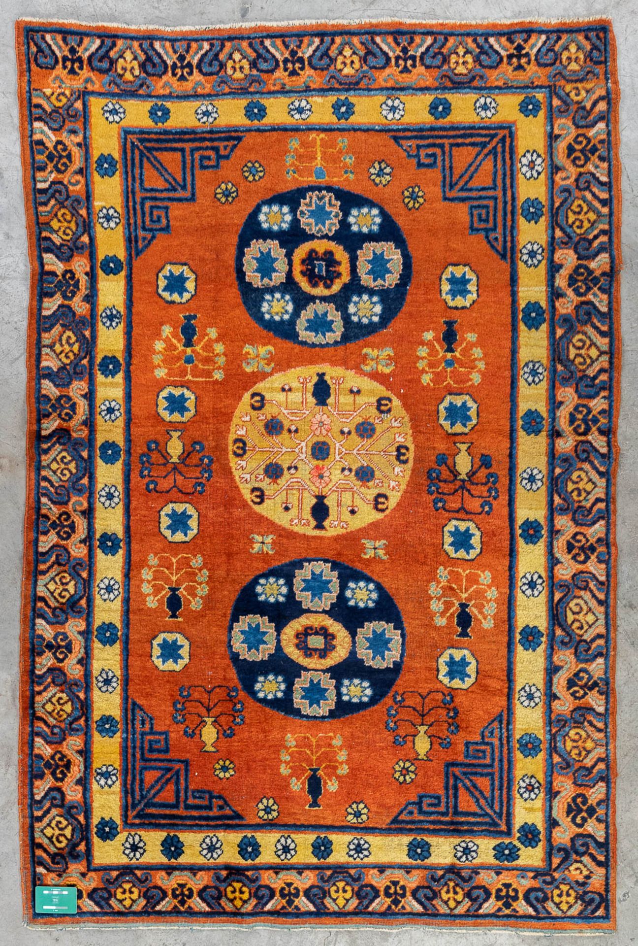 An Oriental hand-made carpet, Turkistan, Samerkand. (L: 178 x W: 122 cm) - Image 2 of 7