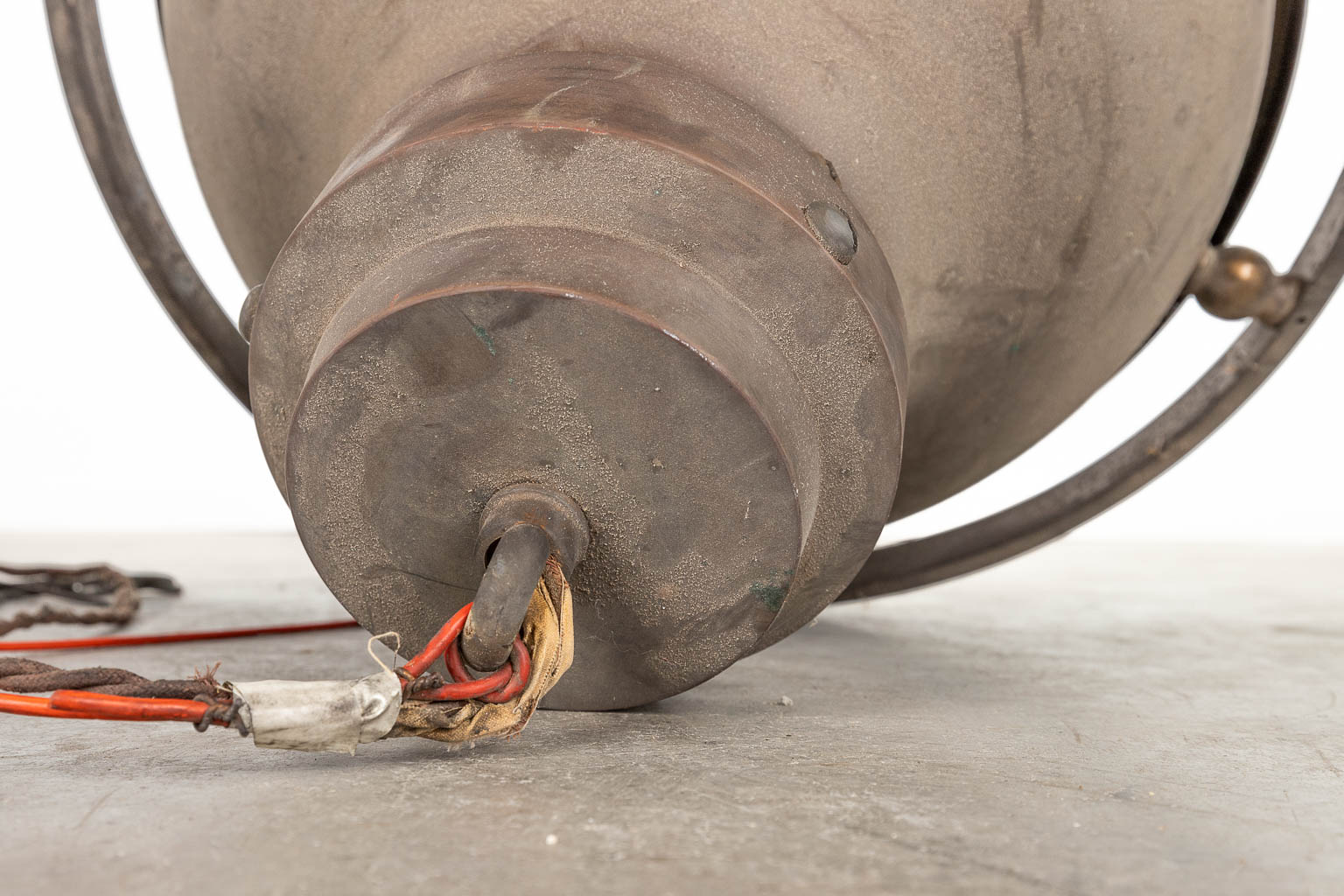 A collection of 3 industrial lamps, copper and glass. The first half of the 20th century. (H: 40 x D - Image 5 of 8