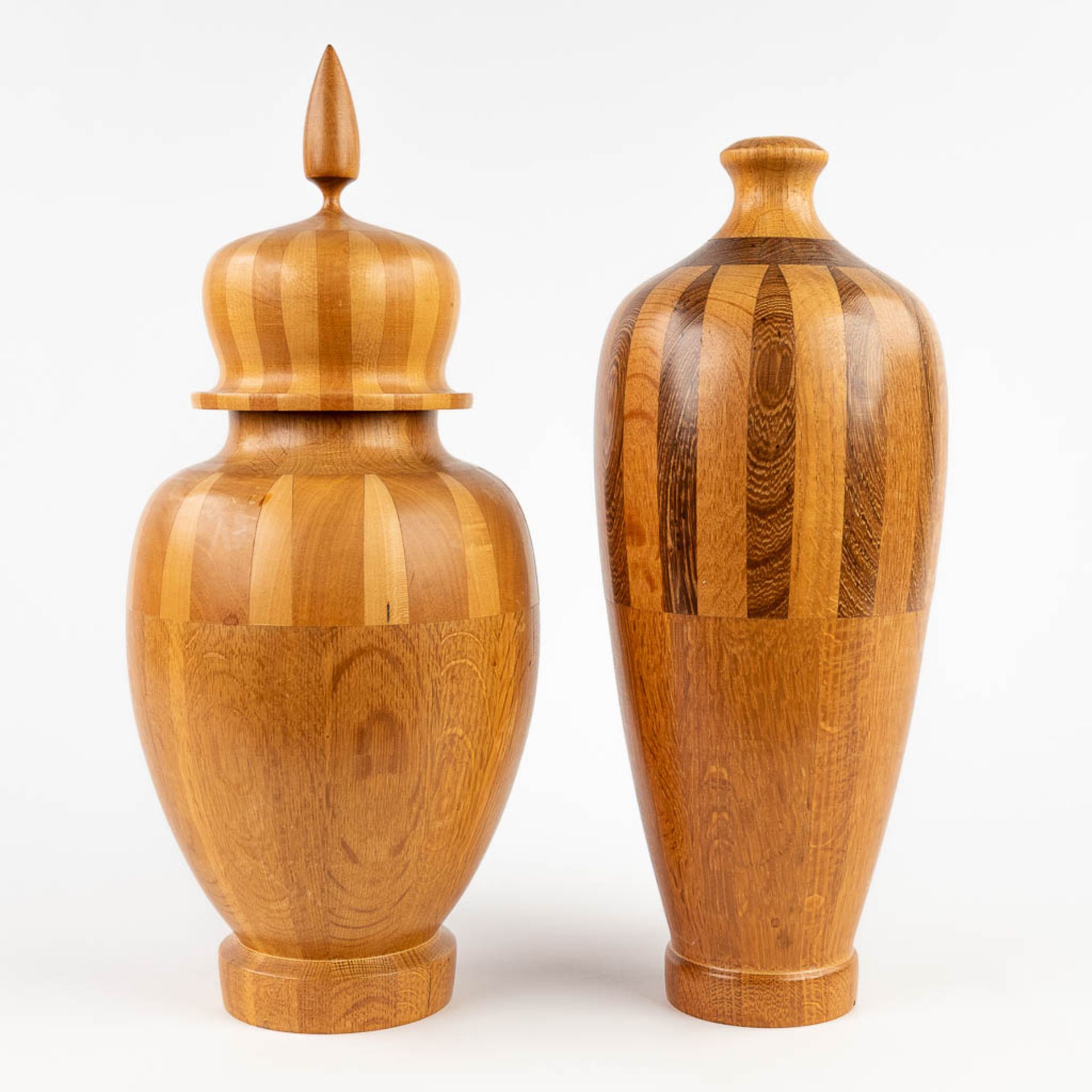 A collection of 2 wood-turned vases, made of wood. circa 1960. (H: 43 x D: 16 cm) - Image 5 of 11