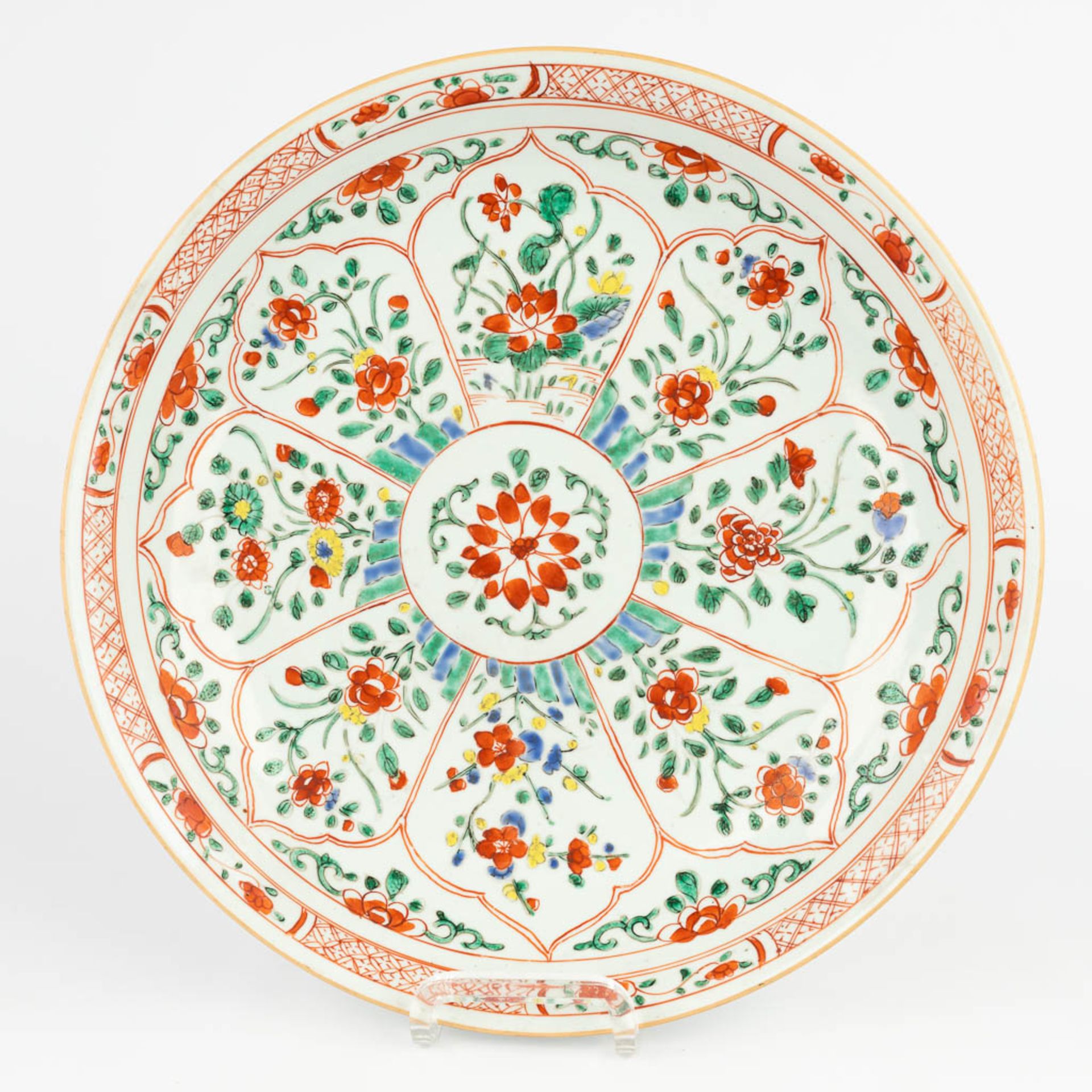 An antique Chinese plate with Famille Verte decor. 19th/20th century. (D: 35 cm) - Image 8 of 10