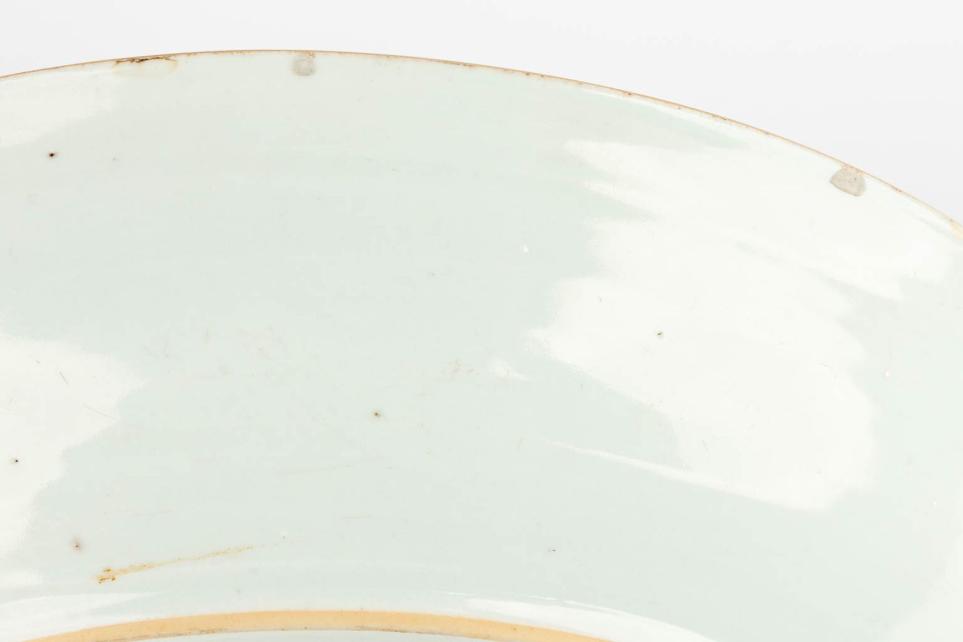 An antique Chinese plate with Famille Verte decor. 19th/20th century. (D: 35 cm) - Image 7 of 10
