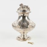 An antique piggy bank made of silver, finished with a lion. 150g. (H: 14 x D: 10 cm)