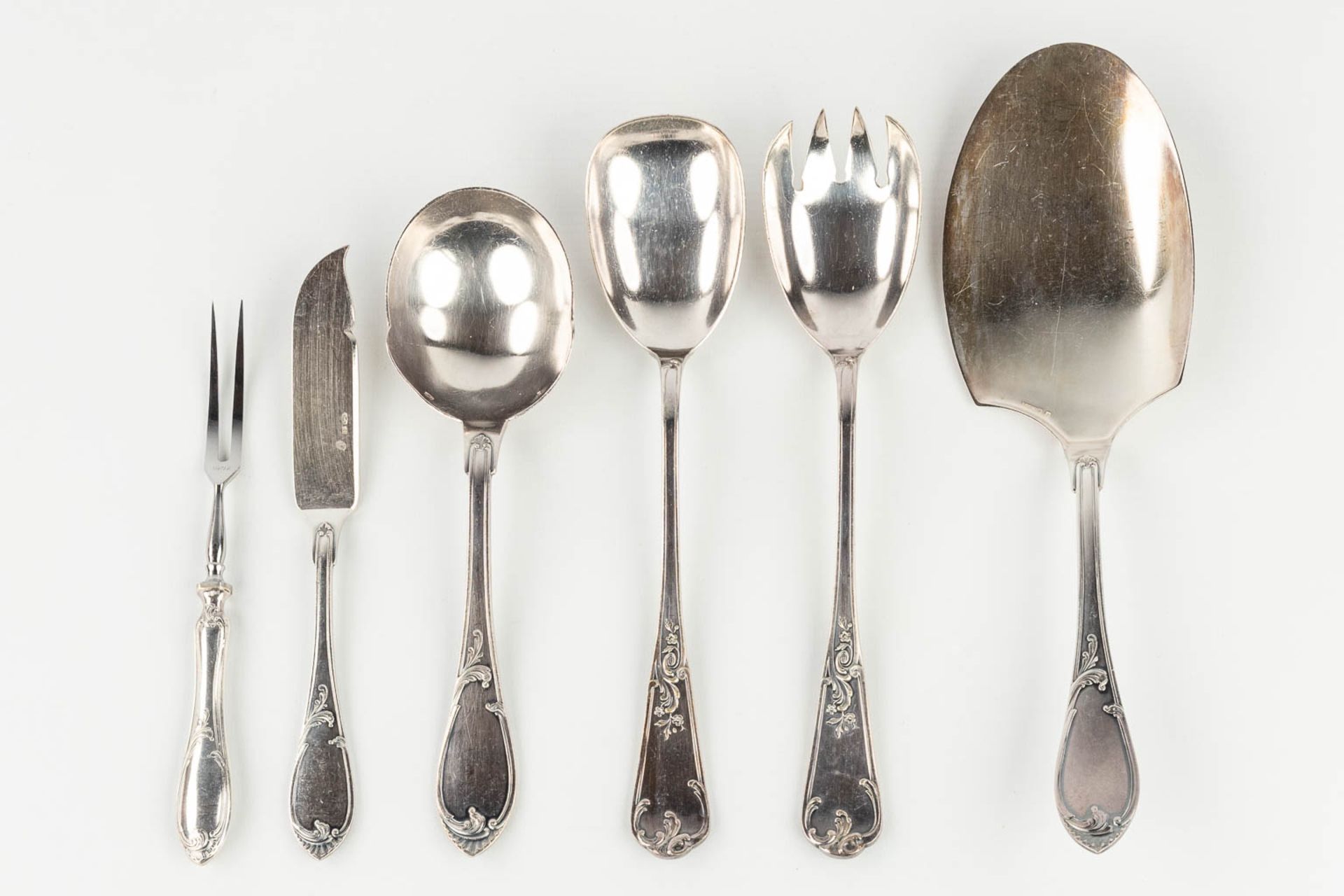 B. Wiskemann, Bruxelles, a silver-plated cutlery set, Louis XV style. (L: 30 x W: 39 x H: 22 cm) - Bild 13 aus 24
