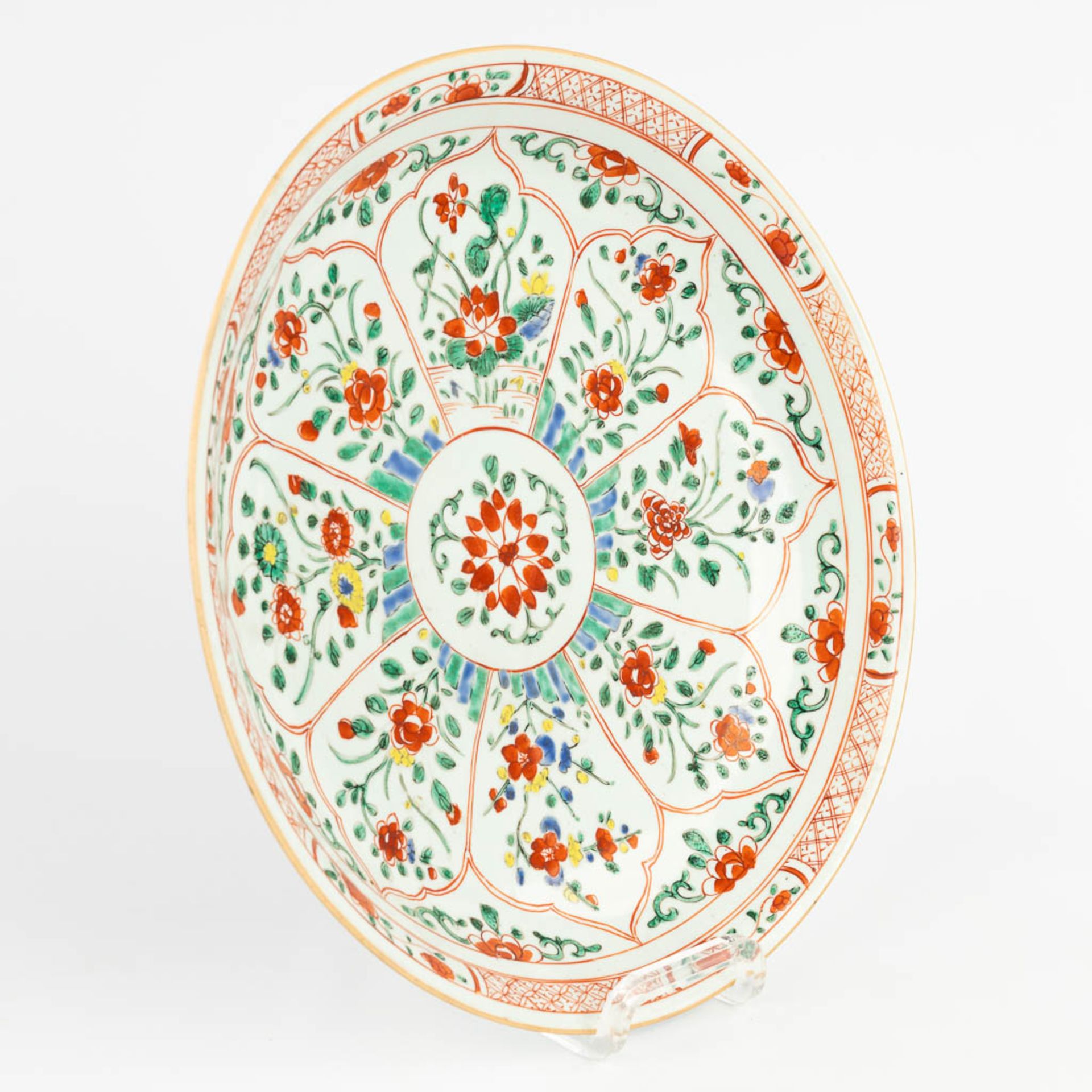 An antique Chinese plate with Famille Verte decor. 19th/20th century. (D: 35 cm) - Image 9 of 10