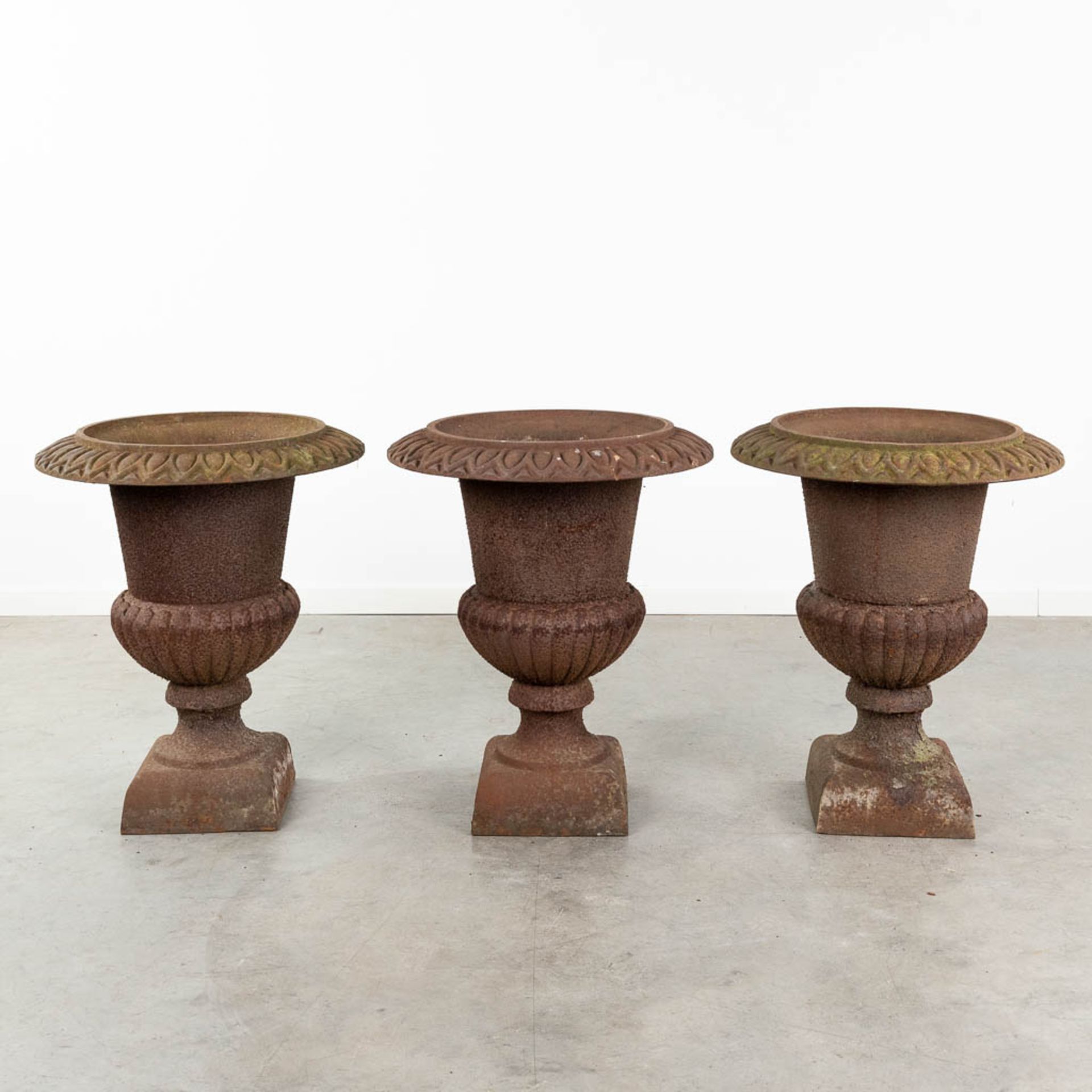 A collection of 3 large garden vases made of cast iron. (H: 67 x D: 55 cm)