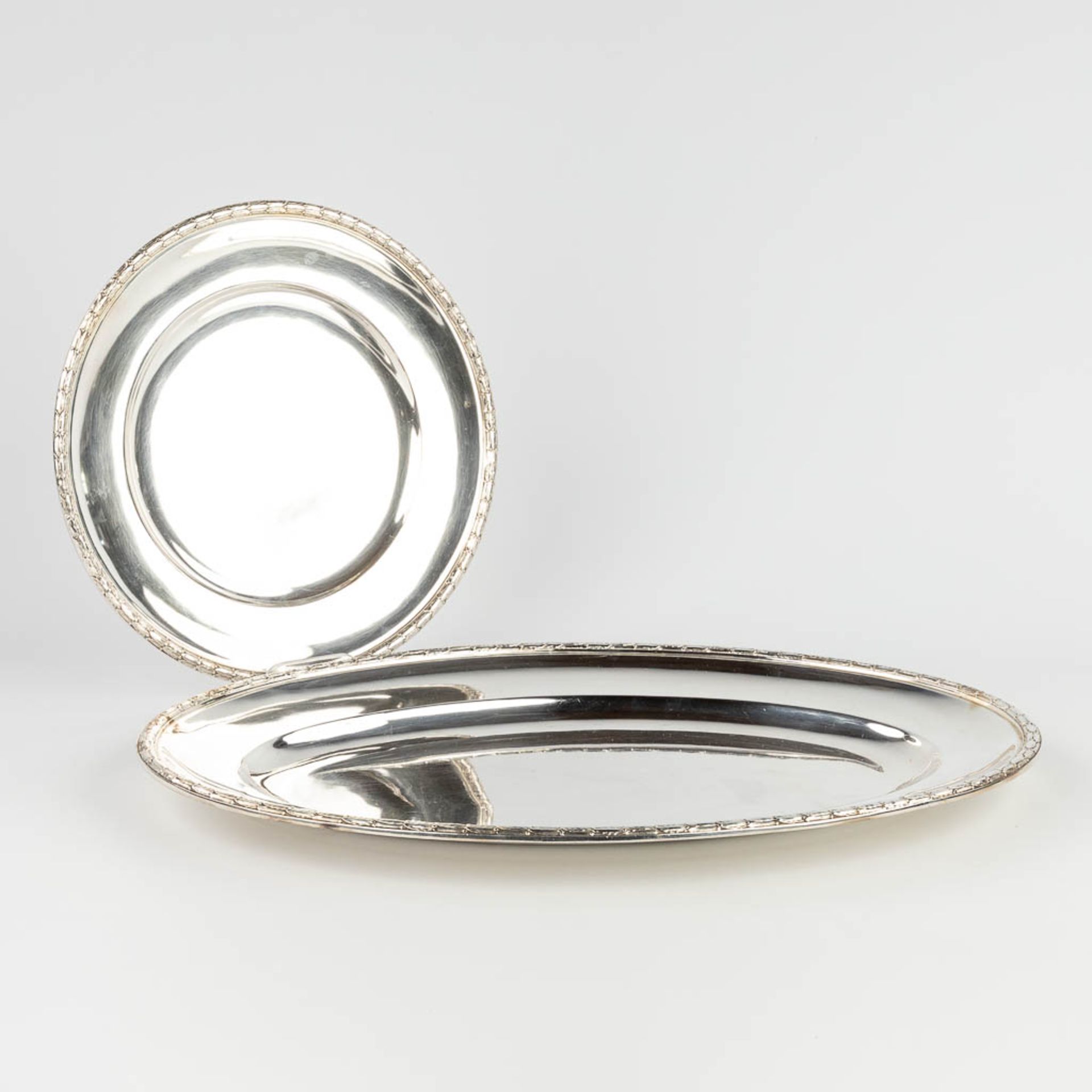 CAMA, a collection of 2 silver-plated serving plates. (L: 49 x W: 32,5 cm)