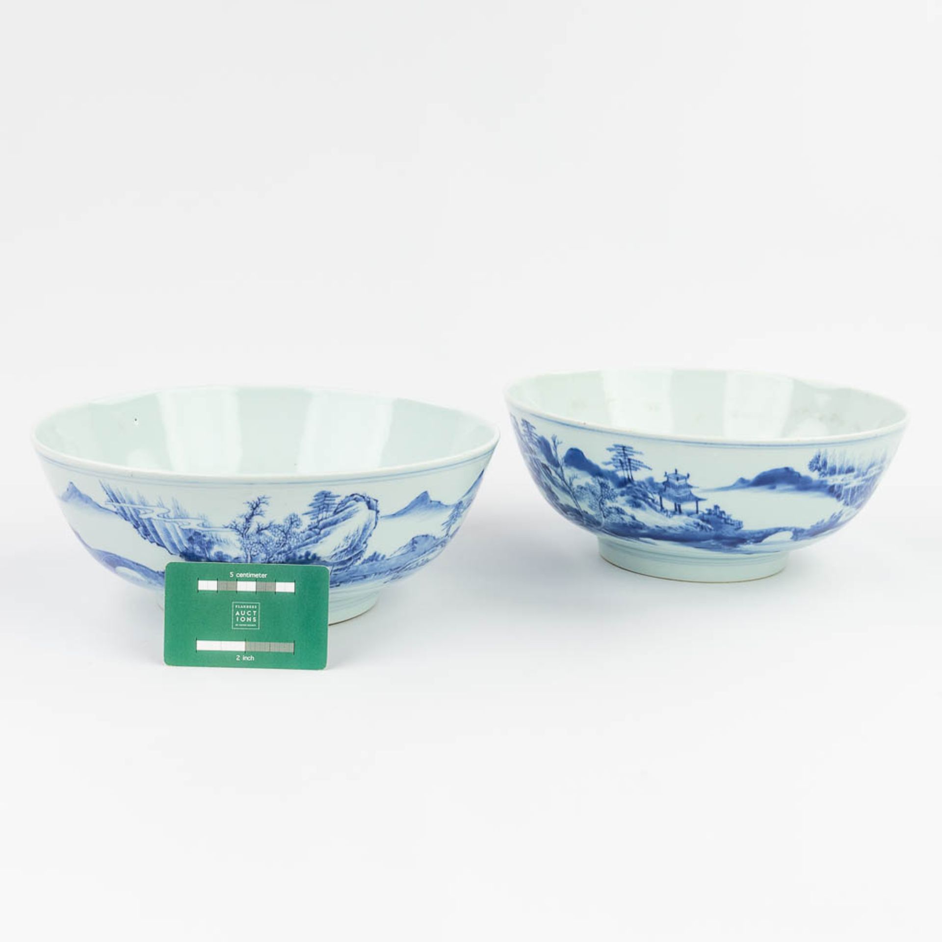 A pair of Chinese bowls made of blue-white porcelain. 18th/19th century. (H: 11 x D: 26,5 cm) - Image 4 of 17