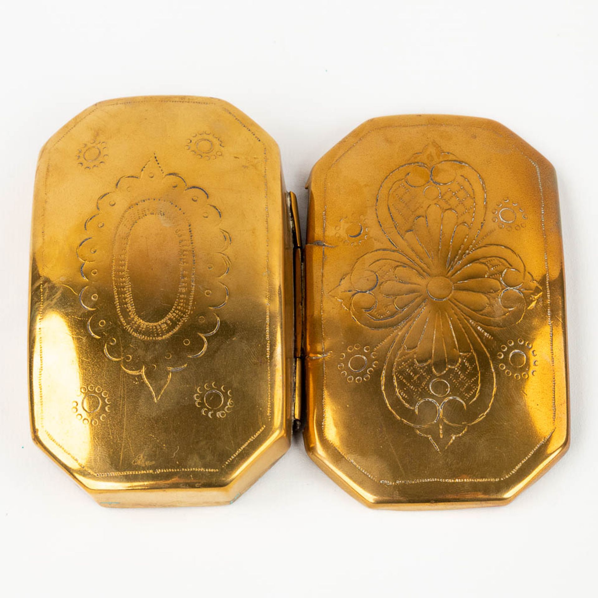 A collection of 3 antique oval tobacco boxes, made of copper. 18th/19th C. (L: 7 x W: 12 x H: 3,5 cm - Image 7 of 13