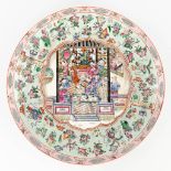 A large Chinese plate Famille Rose and decorated with warriors. 19th/20th C. (H: 7 x D: 45,5 cm)