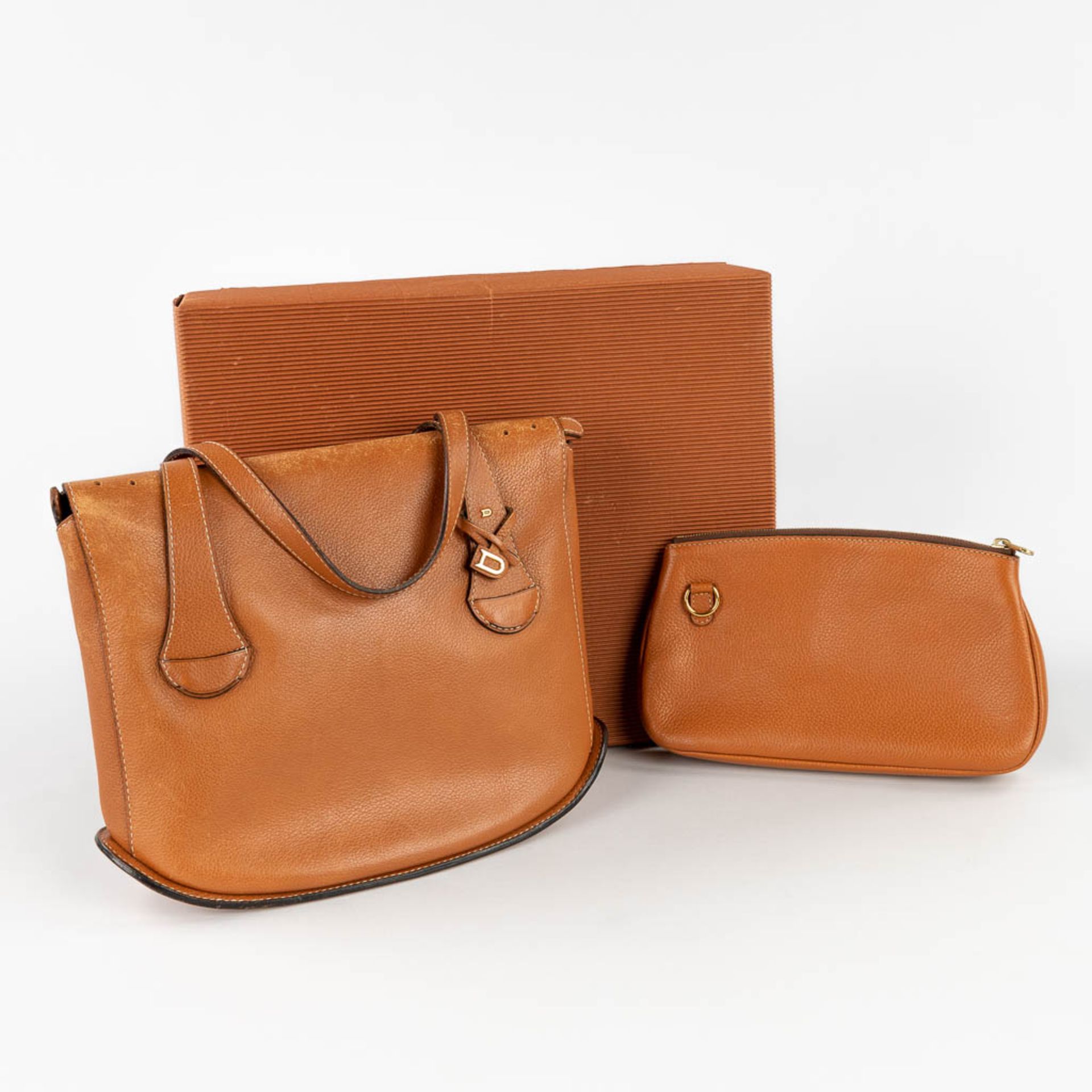 Delvaux Memoire PM, with the original purse, made of cognac-coloured leather. (L: 10 x W: 26 x H: 20