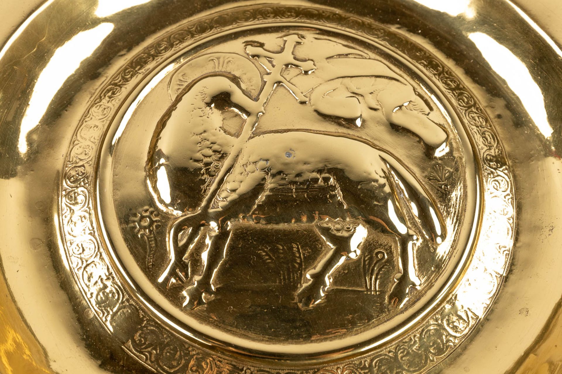 A large baptism bowl, Brass, images of the Holy Lamb. 16th/17th C. (H: 3,7 x D: 37 cm) - Image 3 of 12