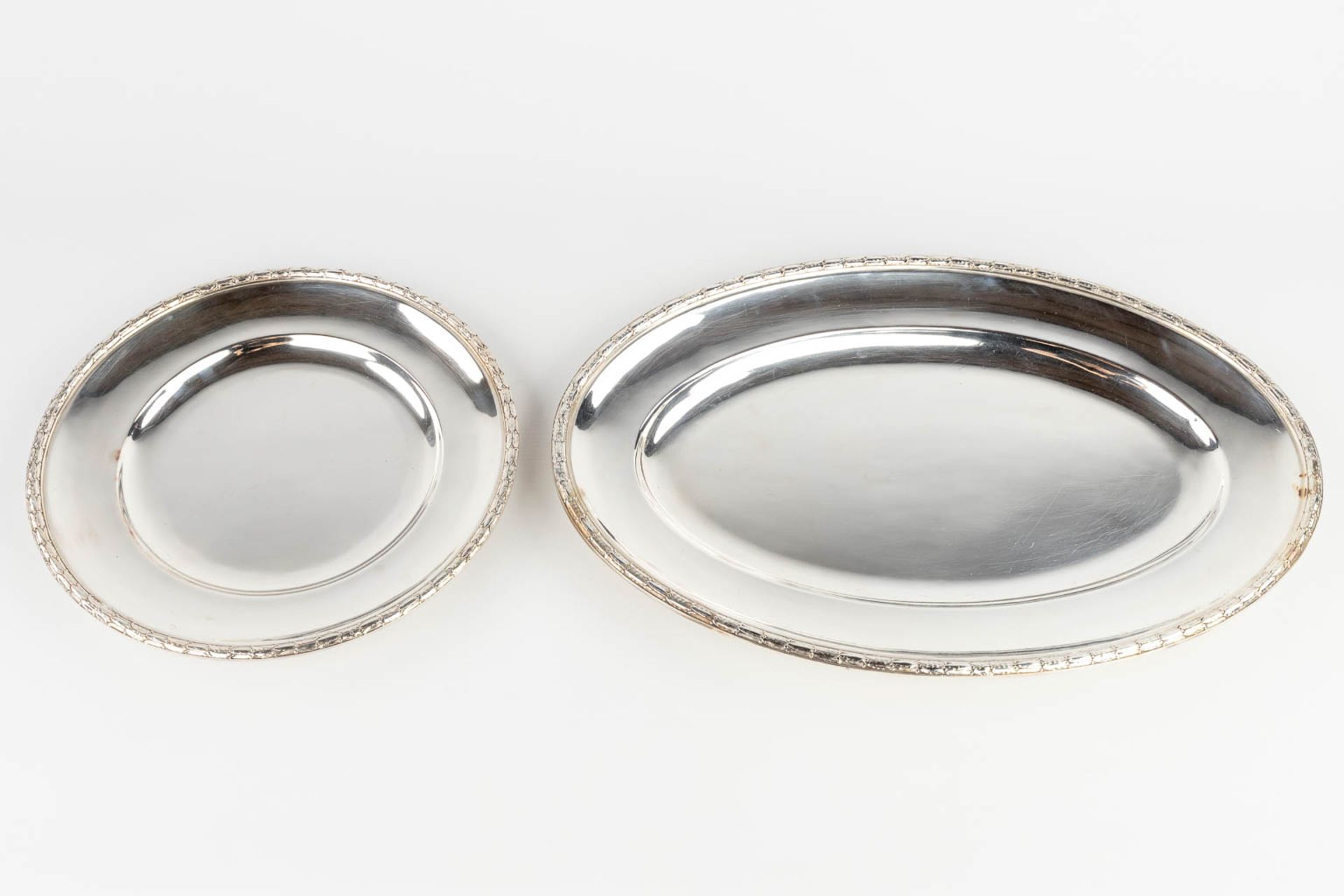 CAMA, a collection of 2 silver-plated serving plates. (L: 49 x W: 32,5 cm) - Image 3 of 14