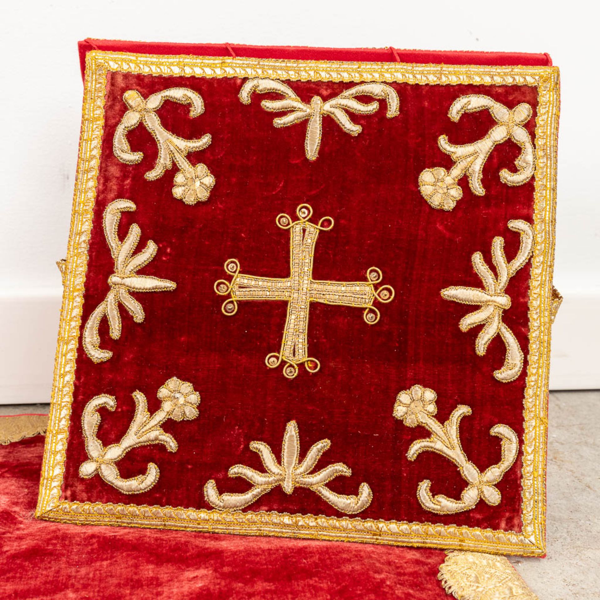 An assembled collection of liturgical fabric items, Chalice veil, Bursa, altar veil. 20ste eeuw. - Image 9 of 9