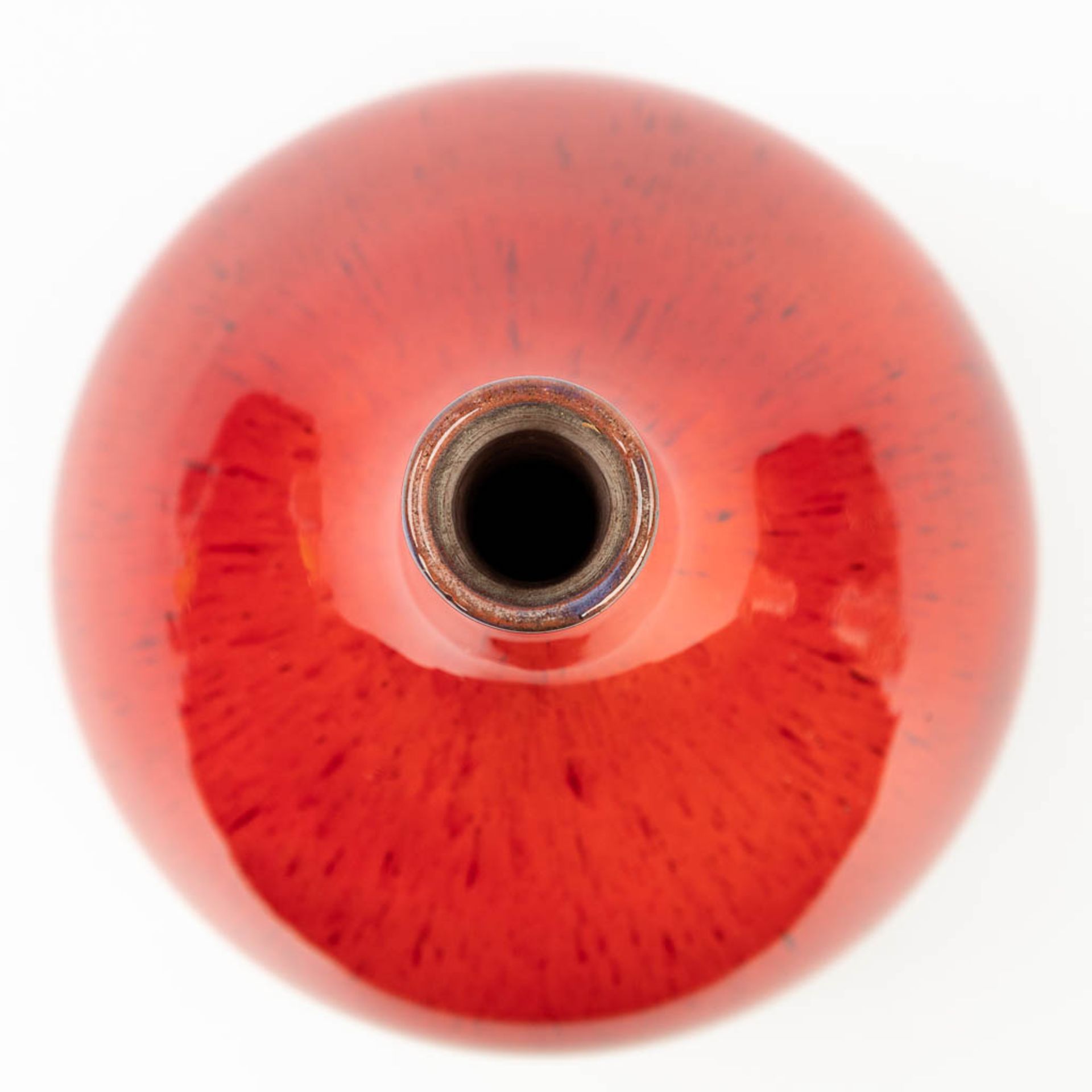 Elisabeth VANDEWEGHE (XX-XXI) 'Red vase' for Perignem. (H: 27,5 x D: 24 cm) - Image 10 of 11