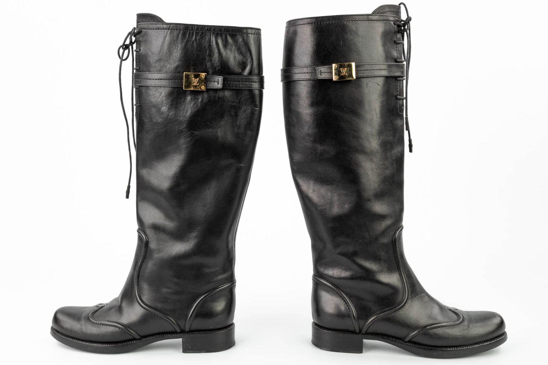 Louis Vuitton, a pair of leather boots. Made in Italy. EU size 37. (W: 24 x H: 42 cm) - Image 6 of 14