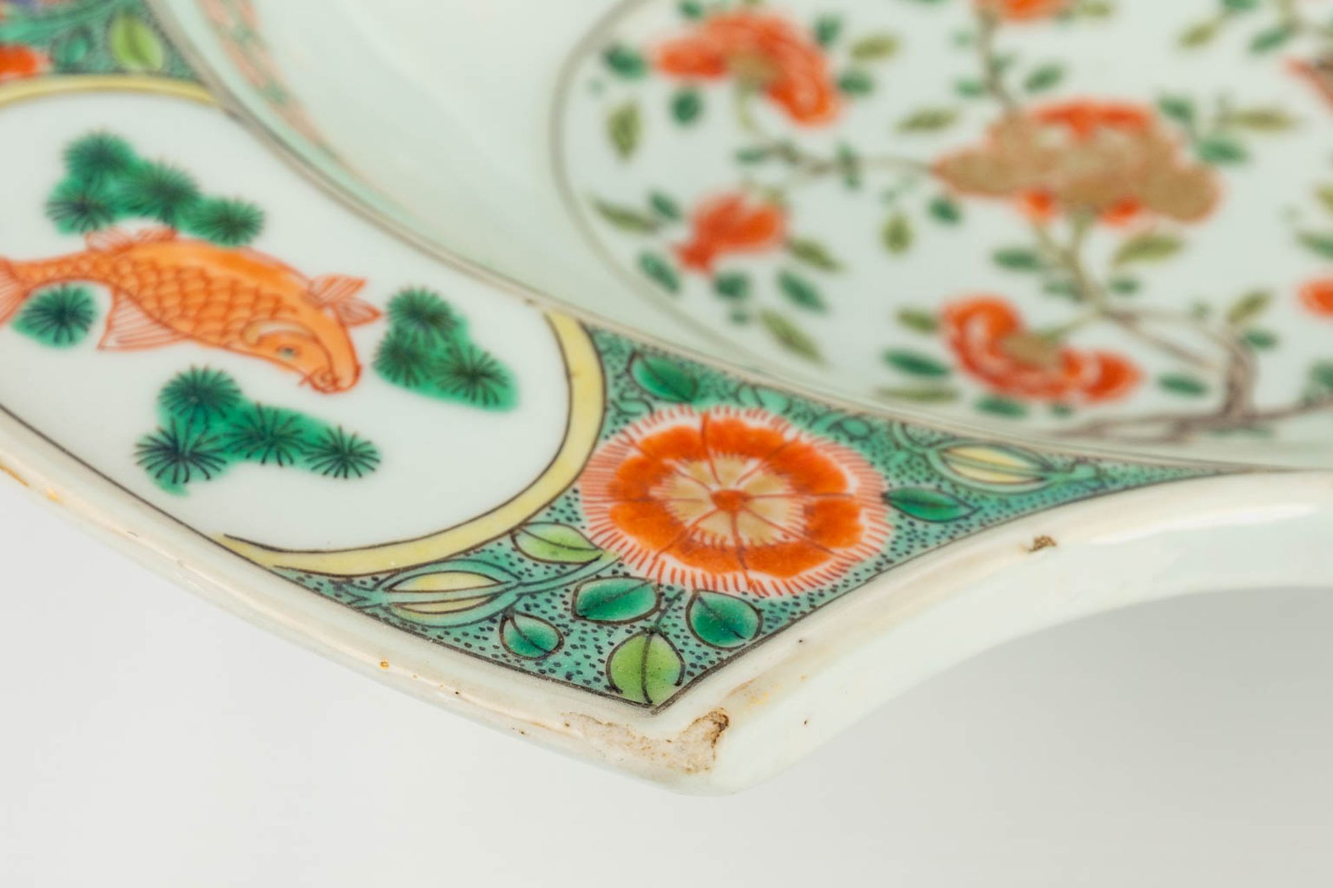 A Chinese shaving bowl, Famille Verte, and decorated with fauna and flora. 18th/19th century. (L: 28 - Image 14 of 17