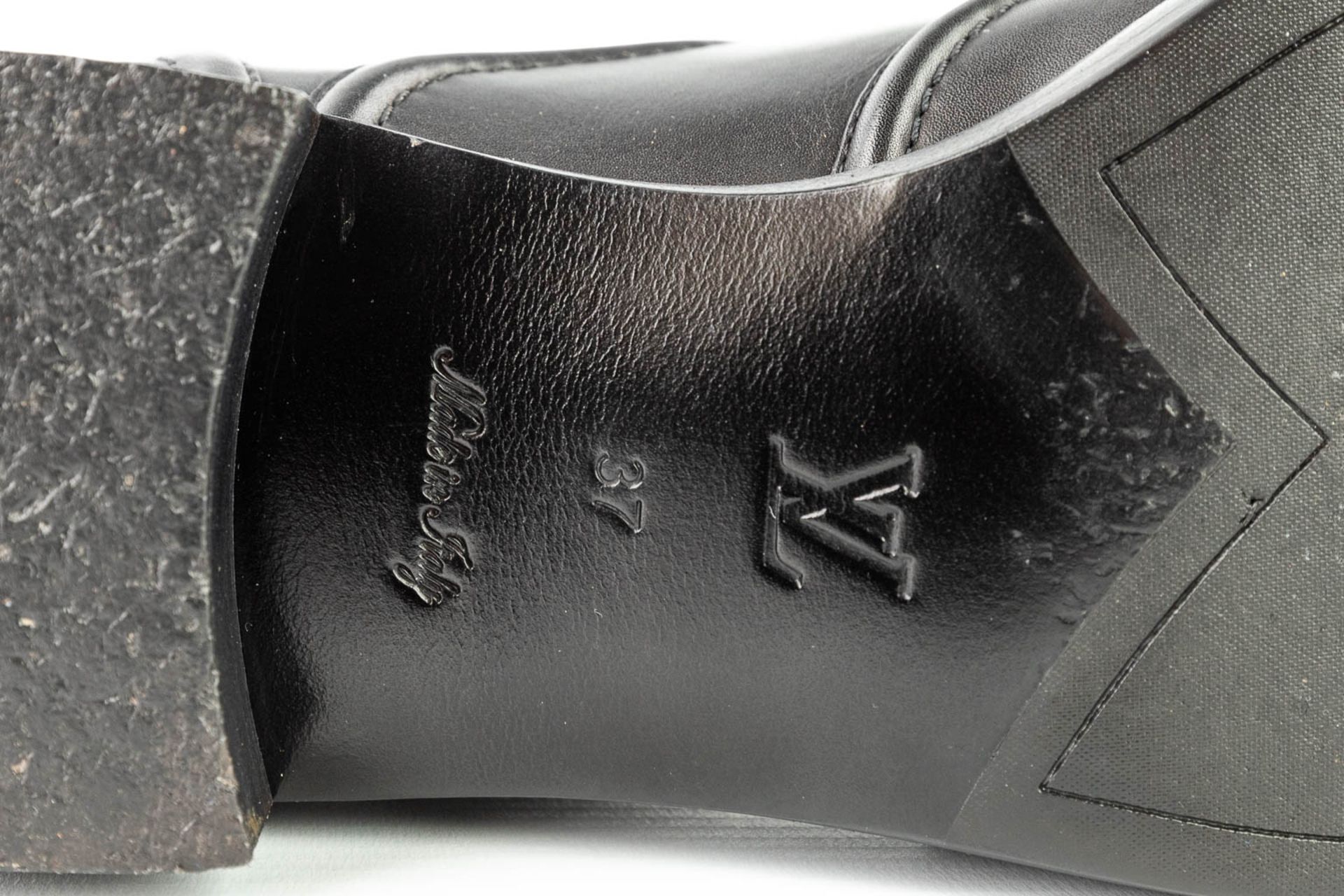 Louis Vuitton, a pair of leather boots. Made in Italy. EU size 37. (W: 24 x H: 42 cm) - Image 8 of 14