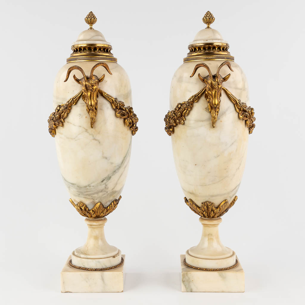 A pair of white marble cassolettes mounted with gilt bronze in Louis XVI style. 19th C. (W: 24 x H: - Image 8 of 14