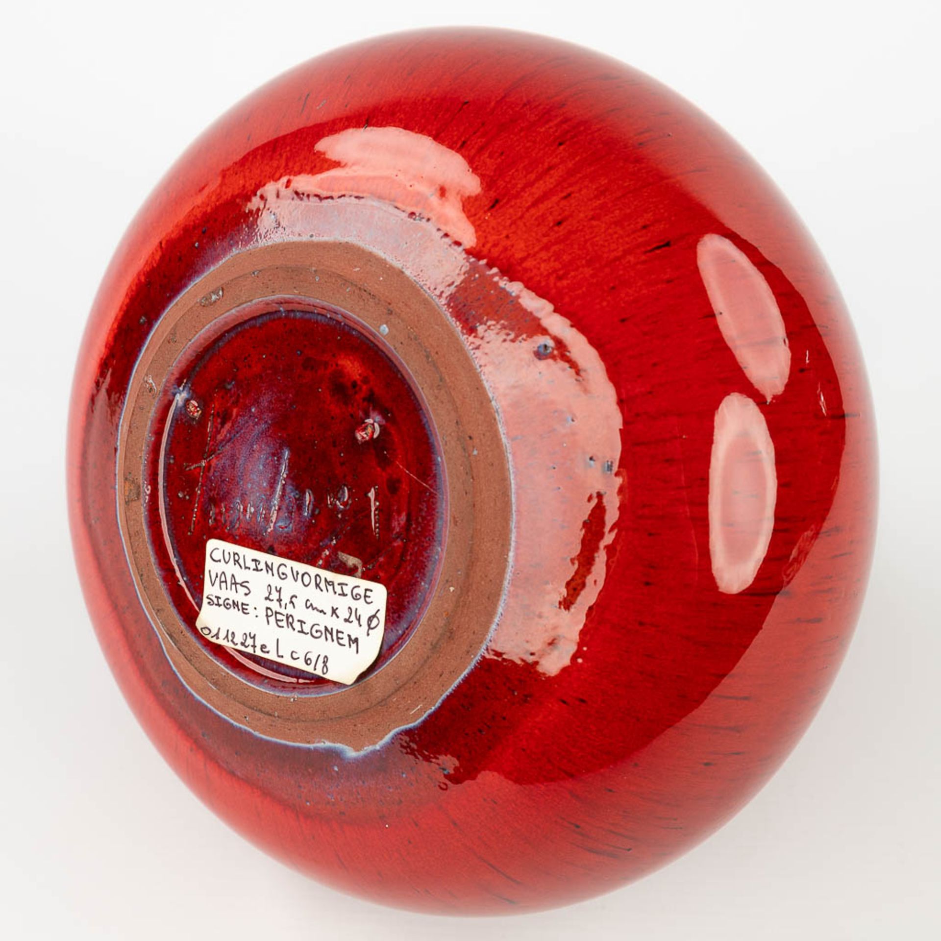 Elisabeth VANDEWEGHE (XX-XXI) 'Red vase' for Perignem. (H: 27,5 x D: 24 cm) - Image 6 of 11