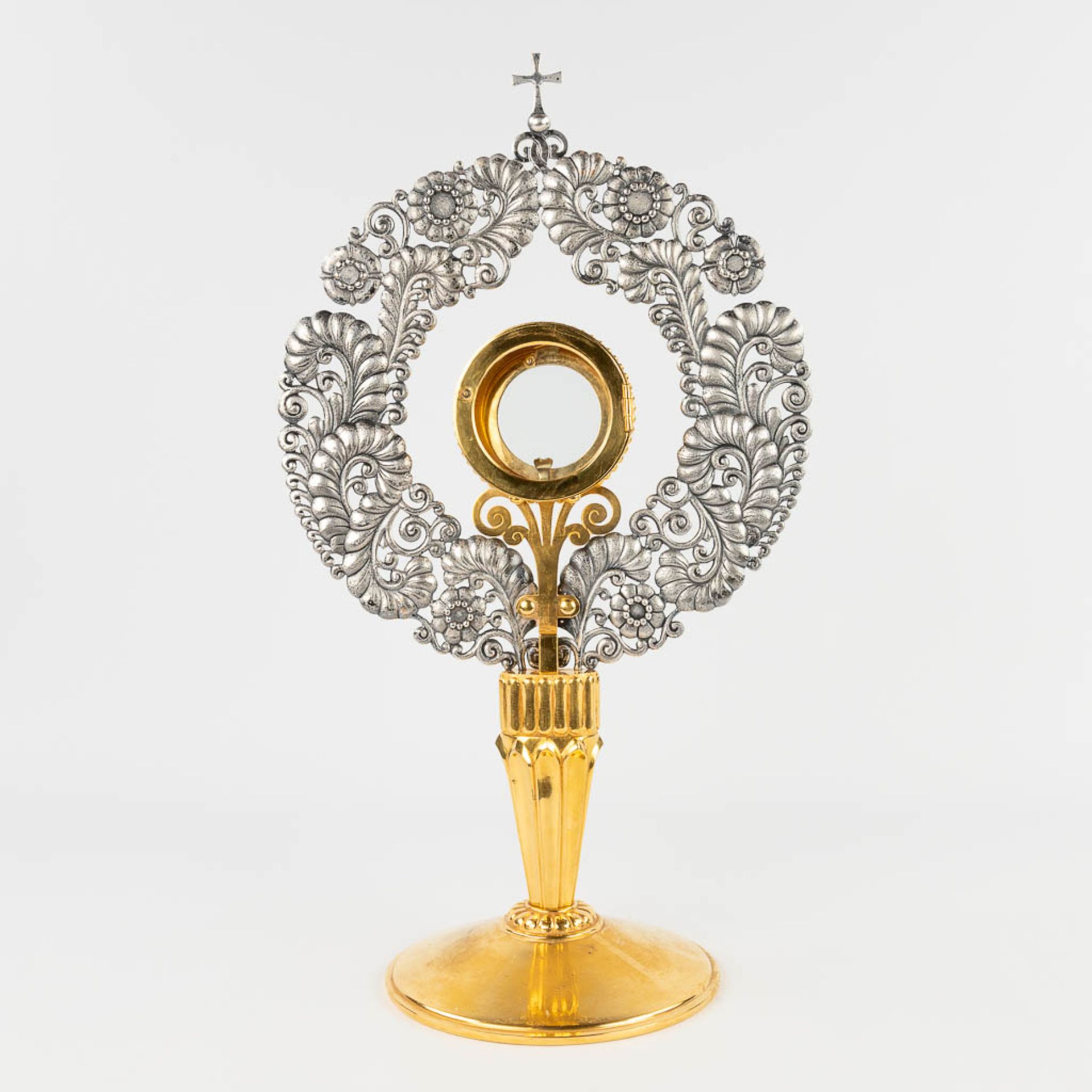 A modernist monstrance, silver-plated decorated with flowers and branches. 20th C. (L: 18 x W: 28 x - Image 5 of 14
