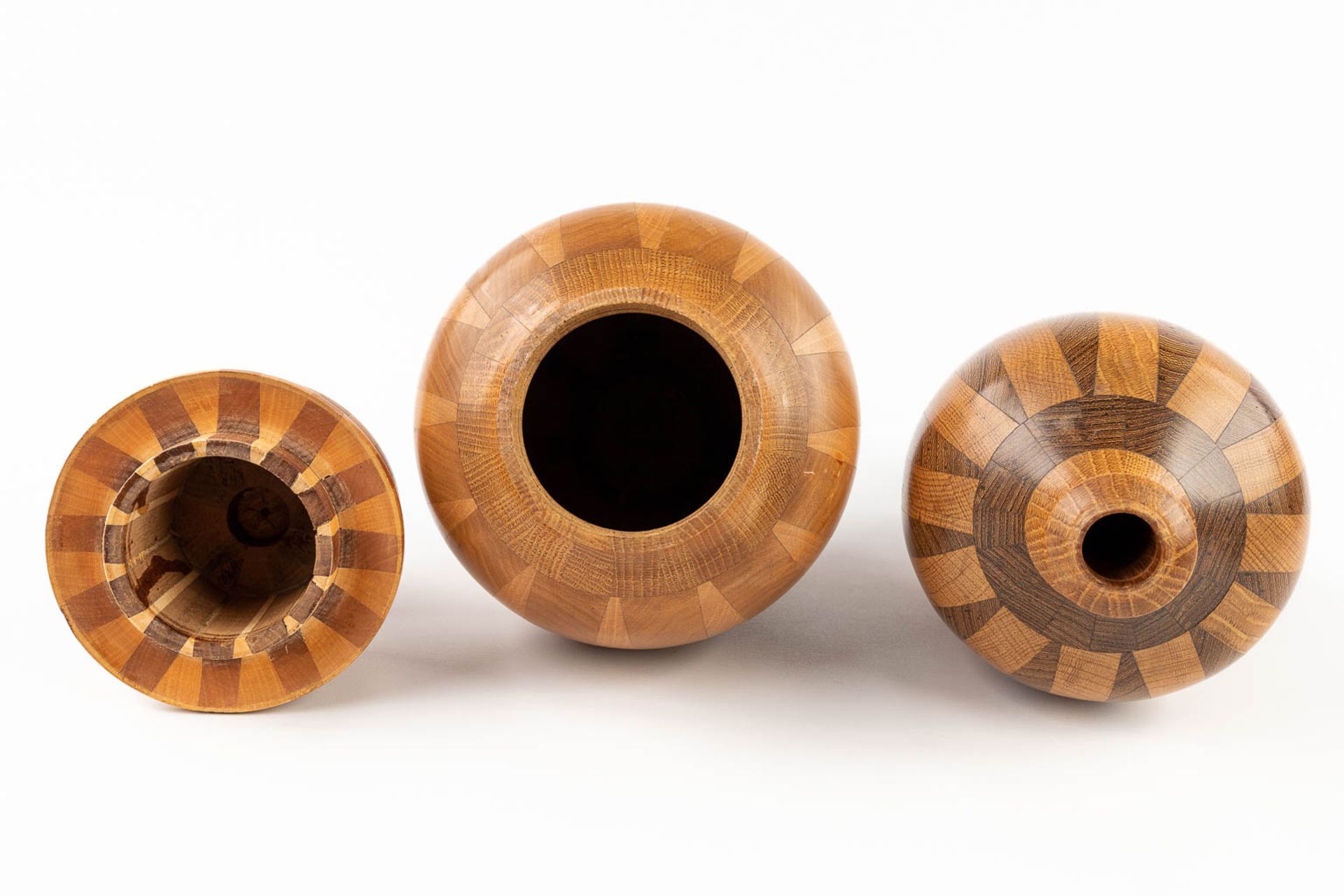 A collection of 2 wood-turned vases, made of wood. circa 1960. (H: 43 x D: 16 cm) - Image 7 of 11