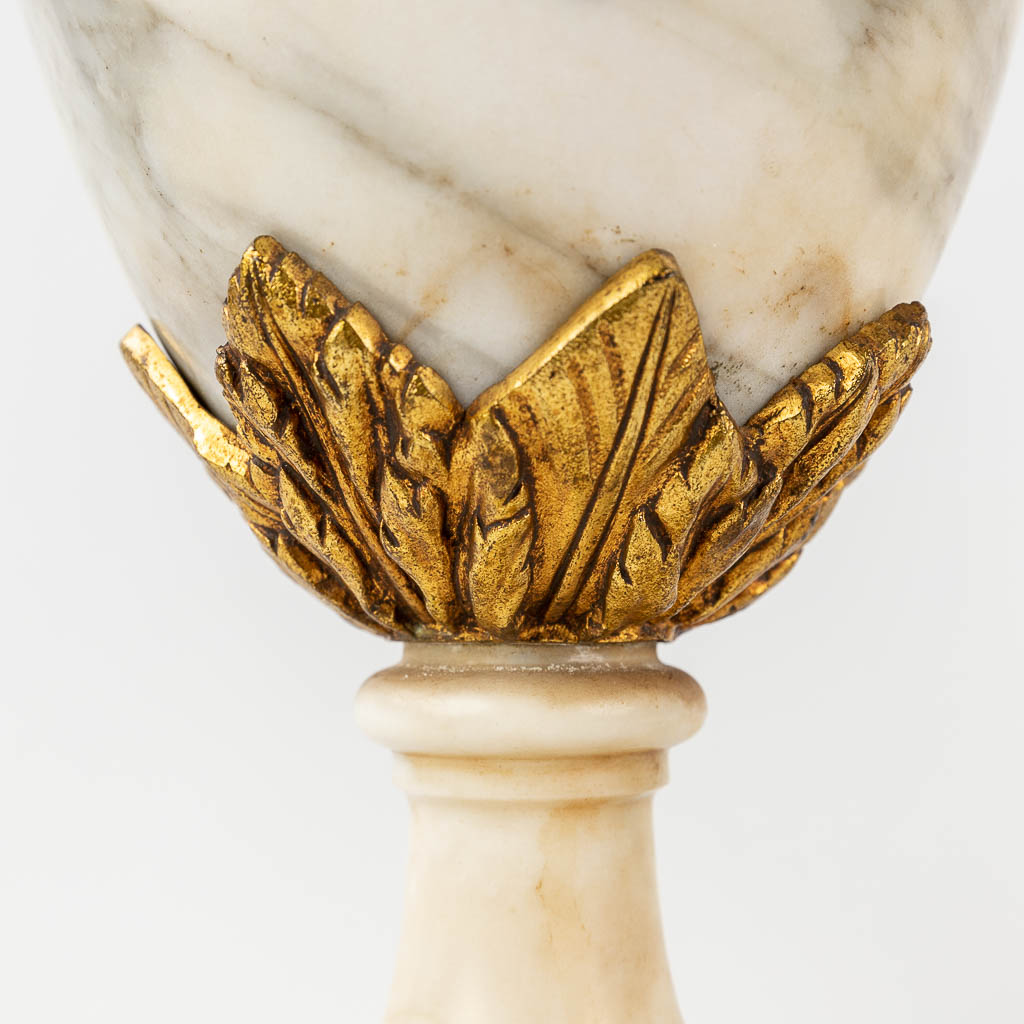 A pair of white marble cassolettes mounted with gilt bronze in Louis XVI style. 19th C. (W: 24 x H: - Image 11 of 14