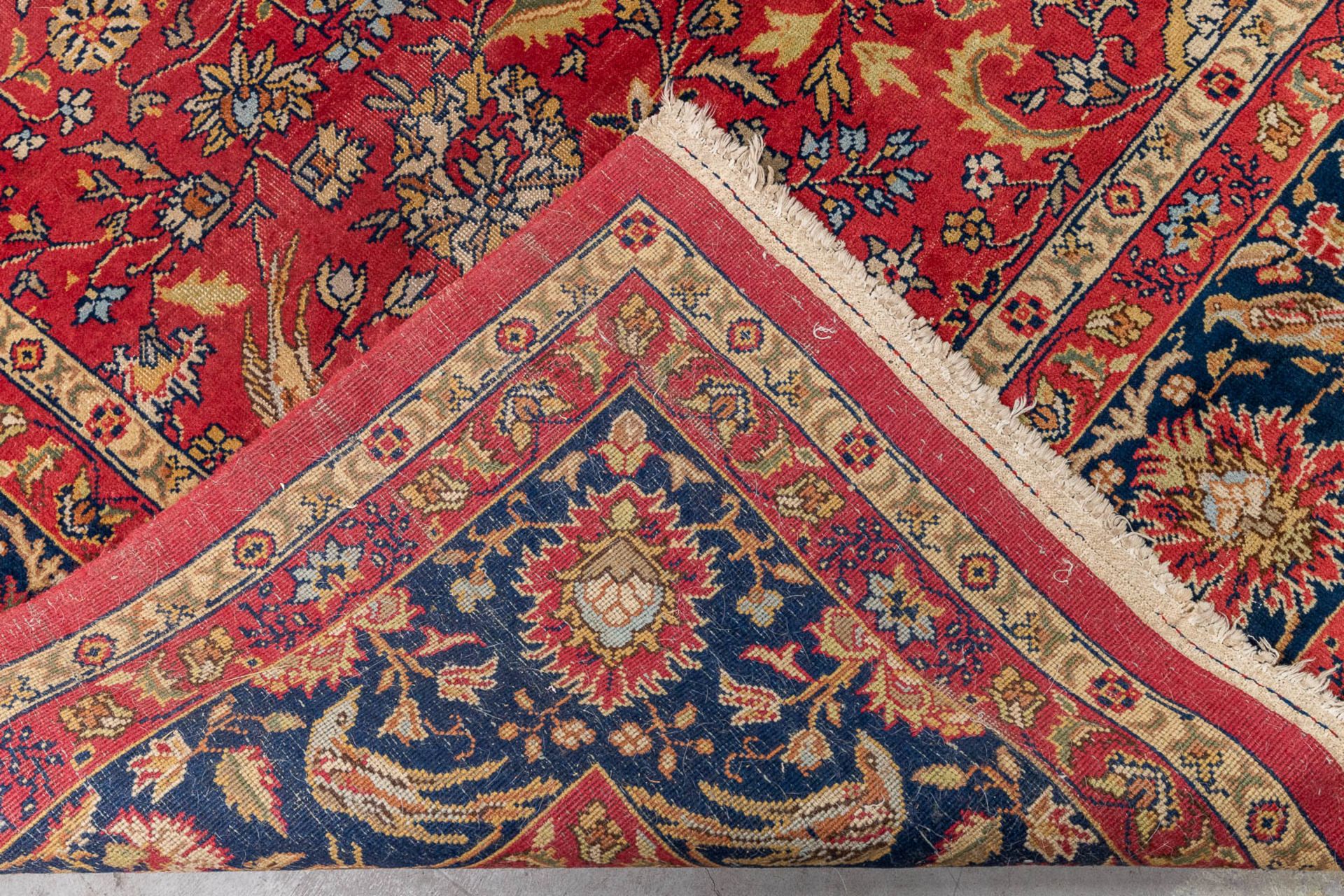 An Oriental hand-made carpet, Sarough. (L: 400 x W: 300 cm) - Image 8 of 8