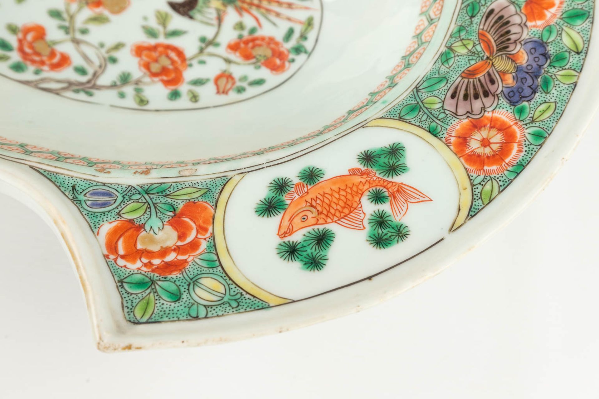 A Chinese shaving bowl, Famille Verte, and decorated with fauna and flora. 18th/19th century. (L: 28 - Image 12 of 17